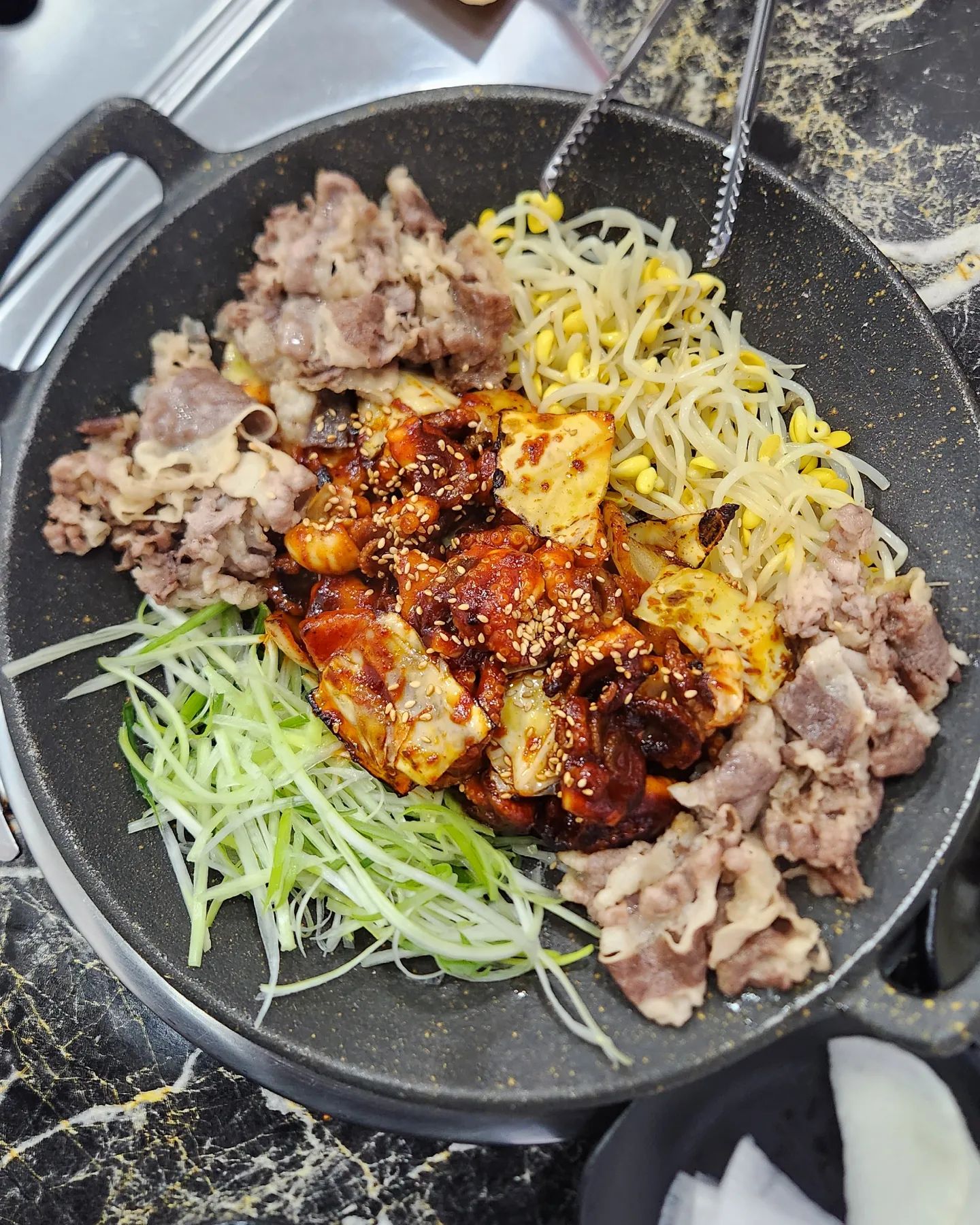 #협찬 일마치고 오랫만에 지인들과 함께 크림막걸리가 있는 쭈꾸미전문점 쭈꾸미가 알고 싶다 서면점에 방문했답니다 지하철1호선 서면역9번출구에서 300미터 정도 가면 있답니다 이날 날씨도 갑자기 쌀쌀해서 매콤하고 따뜻한 국물이 있는 여기가 딱 이었답니다 그리고 부드럽고 맛있는 크림 막걸리 ~
앙 요건 진짜 안먹으면 후회 할듯 ~
귀엽고 부드러운 한잔은 쭈꾸미의 매콤한 맛을 더 감칠나게 만들어 주더라구요 사이드로 나온 아이들과 야무지게 쌈 싸서 먹었더니 엄지척 그리고 셋트메뉴에 쭈꾸미탕은 앙 시원함의 최고봉 배가 불러 볶음밥은 못 먹고 왔는데 아쉽더라구요 
메뉴도 엄청 다양해서 뭘 먹을지 모를때는 그냥 셋트메뉴가 딱인거 같더라구요 저도 셋트메뉴로 배불배불 맛나게 먹고 왔답니다
.
#부산맛집#서면맛집#서면점심장사#서면모임
#서면밥집#서면쭈꾸미#쭈꾸미맛집 #서면야식 #쭈꾸미가알고싶다 #서면야식추천 #부산야식추천 #서면불향맛 #서면맛집인정 #서면데이트 #볶음밥국룰 #서면술집 #쭈꾸미맛집추천 #야식추천 #서면점심장사맛집
