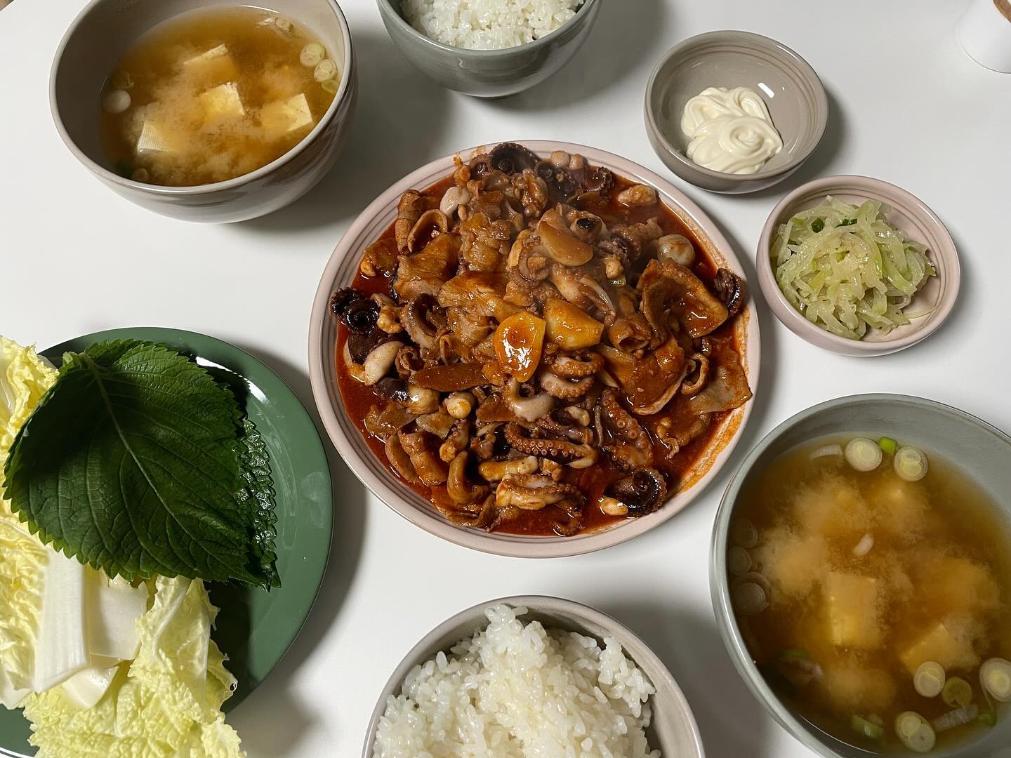 아무리 바빠도 일주일에 한번은 열심히 집밥도 해먹고 사진 업데이트도 해야지!!! 다짐했는데 왜 벌써 게시물 올린지 2주가 흐른거죠?ㅋㅋㅋ 
지난 주에 만들어먹은 쭈꾸미삼겹볶음❤️ 저는 쭈꾸미볶음은 마요네즈 찍어서 깻잎 싸먹는거 완전 좋아해요~ 오랜만에 먹으니 또 너무 맛있더라고요🥰 간단히 끓일수 있는 미소된장국 만들어서 호로록 먹었어요!

지난 주말엔 수원 스타필드 구경다녀왔어요! 여전히 사람 많더라고요~ 별마당 도서관 진짜 이쁘더라고요🥰 결혼전에 수원에 산 적 있는데 오랜만에 가니 좋았어요👍 
이번주는 목요일까지만 힘내면 되서 너무 다행입니다😭
모듀 맛점하고 오늘도 화이팅합시다요❤️❤️
