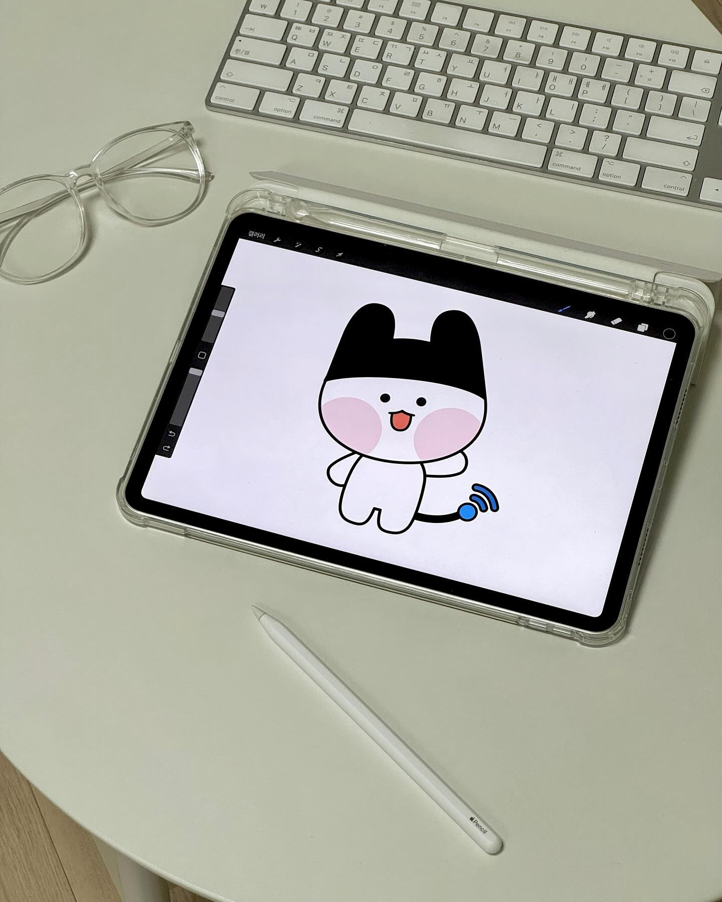 광고☺︎
대중교통을 이용하는 저에게 익숙한 공공와이파이🛜
우리나라는 어디서나 와이파이를 이용할 수 있다는 말이 정말 과장이 아닌 것 같아요:) 우리 삶 속에 자연스레 녹아있는 공공와이파이에 이렇게 귀여운 캐릭터가 있는지 알고 계셨나요🫢?

공두리는 공공와이파이 캐릭터답게 호기심이 많고 사람 만나는걸 좋아하는 여행크리에이터래요! 안테나 같은 뿔모자와 공공와이파이가 터지는 곳에 가면 와이파이 모양의 꼬리에서 빛이 짠✨
간단한 #공두리_드로잉_챌린지 저와 함께 참여해보아요🙌🏻
.
.
#공공와이파이 #공공와이파이_캐릭터 #공두리