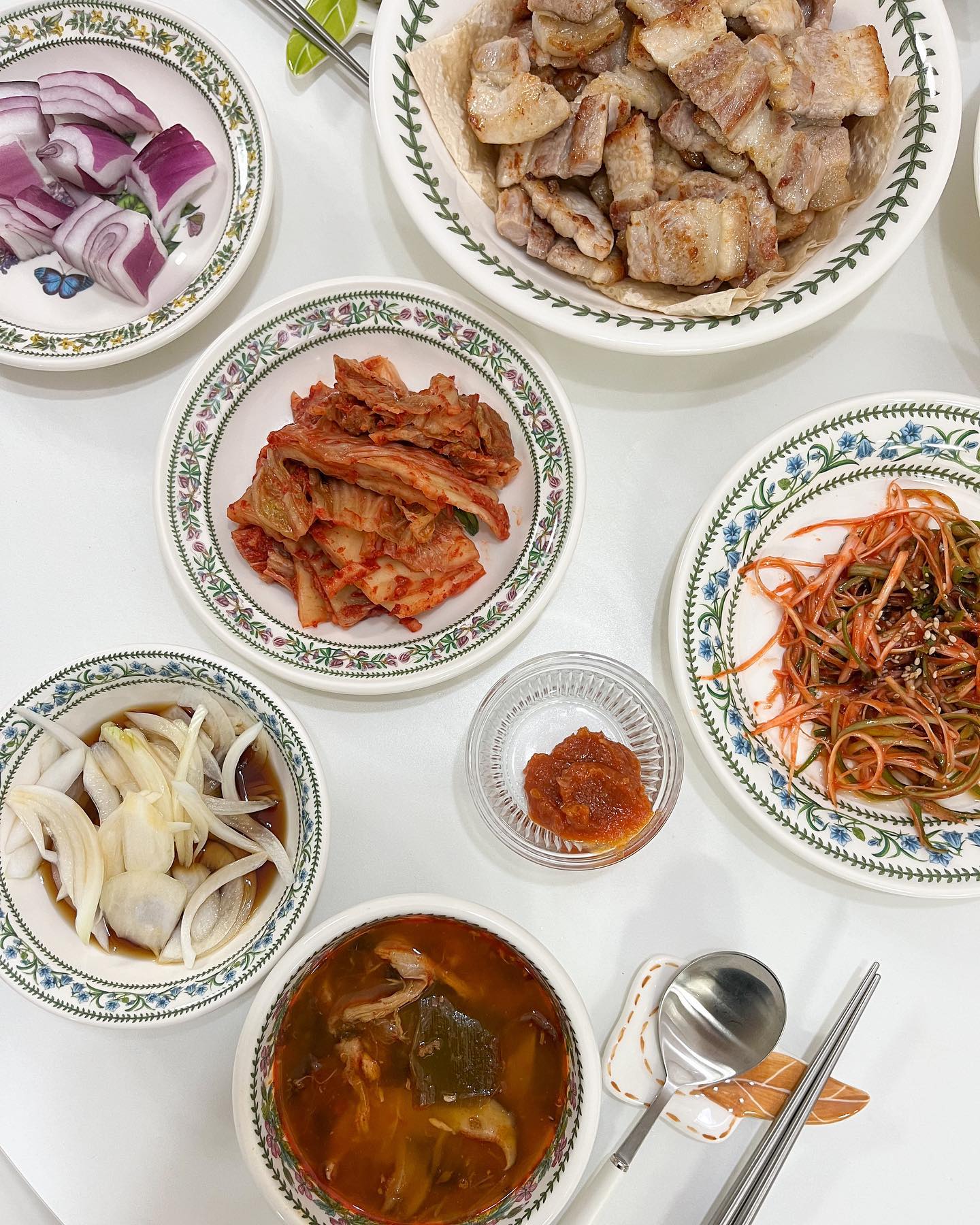 _
[삼겹살&육개장🥩🍚]

신랑과 저는 밖에서 사먹는 고기보다 집에서
구워먹는걸 제일 좋아해요:) 귀찮아도 양껏 우리만의
취향대로 먹을 수 있어서! 늘 가던 정육점 말고,
집 앞에 새로 생긴 곳에서 구매해봤는데 괜찮네요!
육개장 끓여논거 얼려놨다가 그때그때 꺼내 먹으니
편하고 맛있고 ㅎㅎ자색양파 달고 오이고추 아삭하고
행복 그잡채 밥상이요👩🏻‍🍳 그나저나 음식 이모티콘
더 많이 나왔으면 하는 소소한 바램이..🤭

_