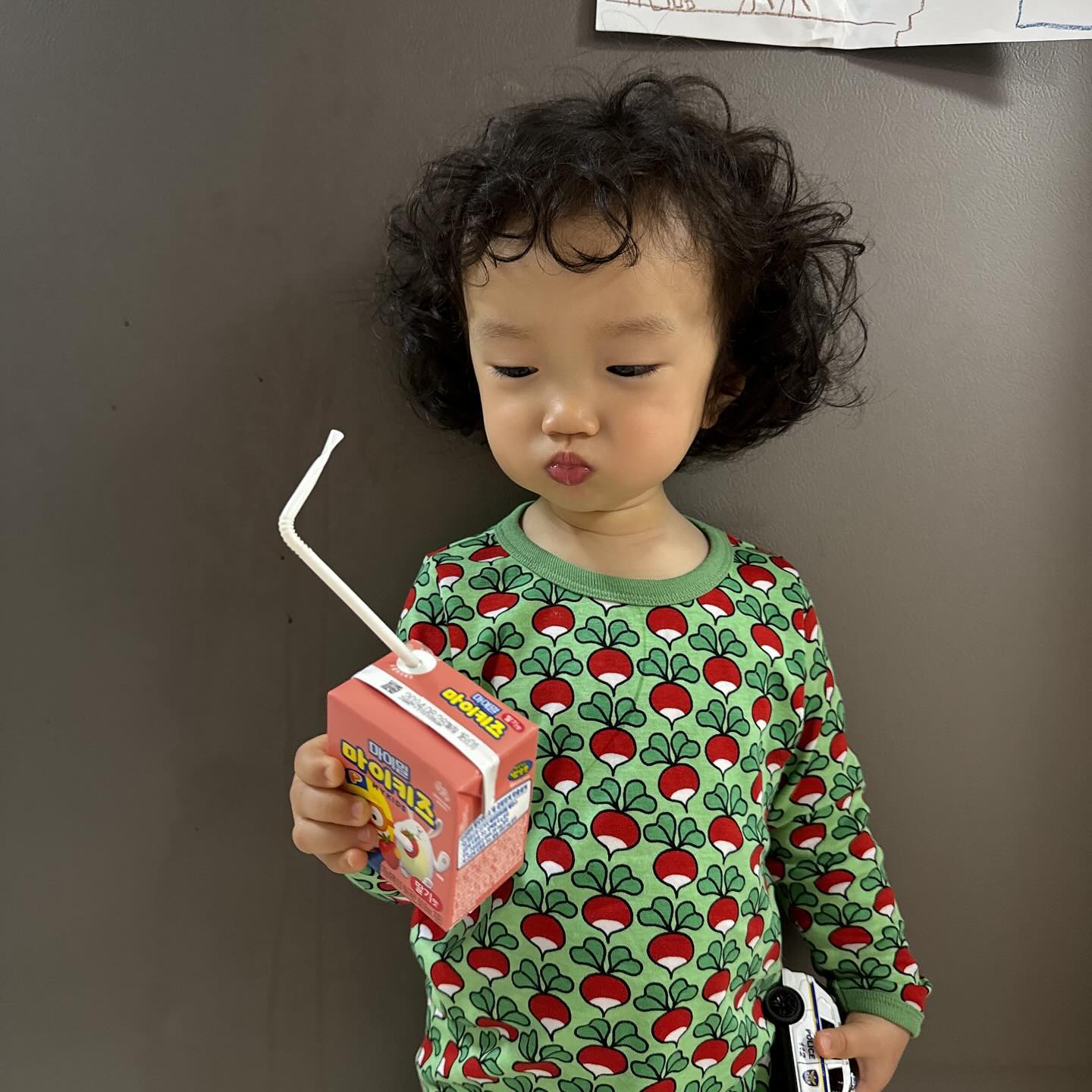 #마이키즈 

첫째때는 이런거 몰랏는데..
한팩에 3대 영양소 탄단지 와 22가지 비타민이 쏘옥 😎
형아가 먹어줘야하는데 
둘째가 더 잘먹네 
그래서 그런가... 둘째는 영검만해따하면 상위네^^

🥛
마이키즈공구는 suhyun.eeee 

#흑호랑이띠맘#아들맘#형제맘
#정보공유