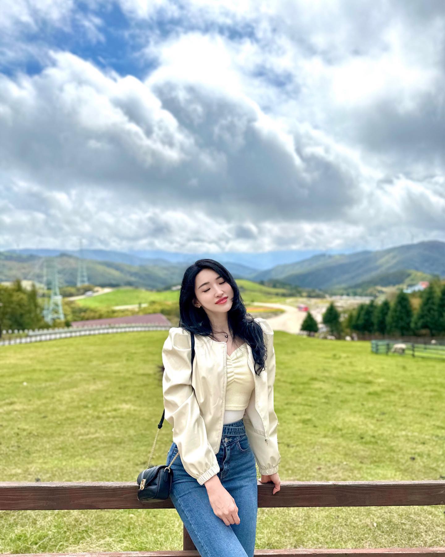 강원도 대관령에 있는 #삼양목장 에 
다녀왔어요~! 네이버에는 #삼양라운드힐 라고 뜨더라구요..! 
올라갔을때 흐릿해서 아쉬웠는데 내려 갈 쯤에 
날씨가 맑아져서  날씨요정놀이 했습니당…!🤭

인님들! 양몰이 쇼와 다양한 볼거리가 있는 

이곳으로 놀러오세요~
완전 추천드려용~💛💙

.
.
.