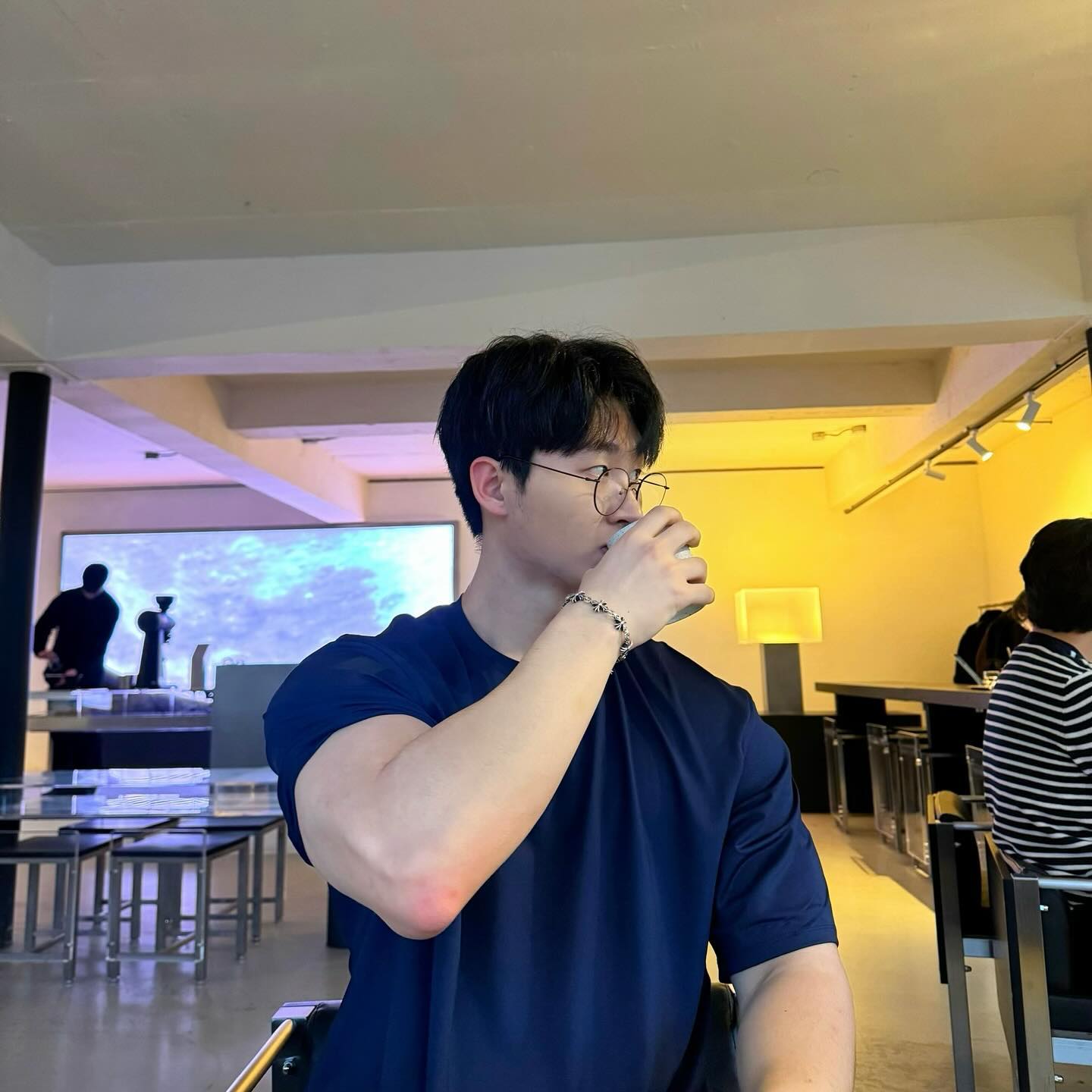 #협찬 컵이 작은거임...
.
.
.
오늘은 💪짐웨어이지만 데일리로도 입고 🏋️운동할 때도 잘 사용하는 티셔츠 추천드려요~🤗

🧶원단이 부들부들해서 요즘 같은 날에는 이너로도 좋고 여름에는 데일리로 입기 좋은 거 같아요! 
무엇보다 🏋️운동할 때 불편하지 않게 옆트임 디테일과 목 늘어남을 방지했기에 🧺세탁 시에도 변형 없이 예쁘게 입을 수 있는 니트니스(neatness_story) RELAX 짐웨어 티셔츠 추천드려요~
.
.
.
.
#니트니스  #짐웨어브랜드 #남자짐웨어브랜드 #짐웨어추천 #짐웨어 #운동복 #운동복추천 #오늘의코디 #패션코디 #원마일웨어 #오오티디 #데일리룩그램 #데일리룩 #코디샷 #오늘뭐입지 #옷코디 #일상코디 #옷스타그램 #남자코디룩 #오늘코디 #캐주얼룩 #남자데일리룩