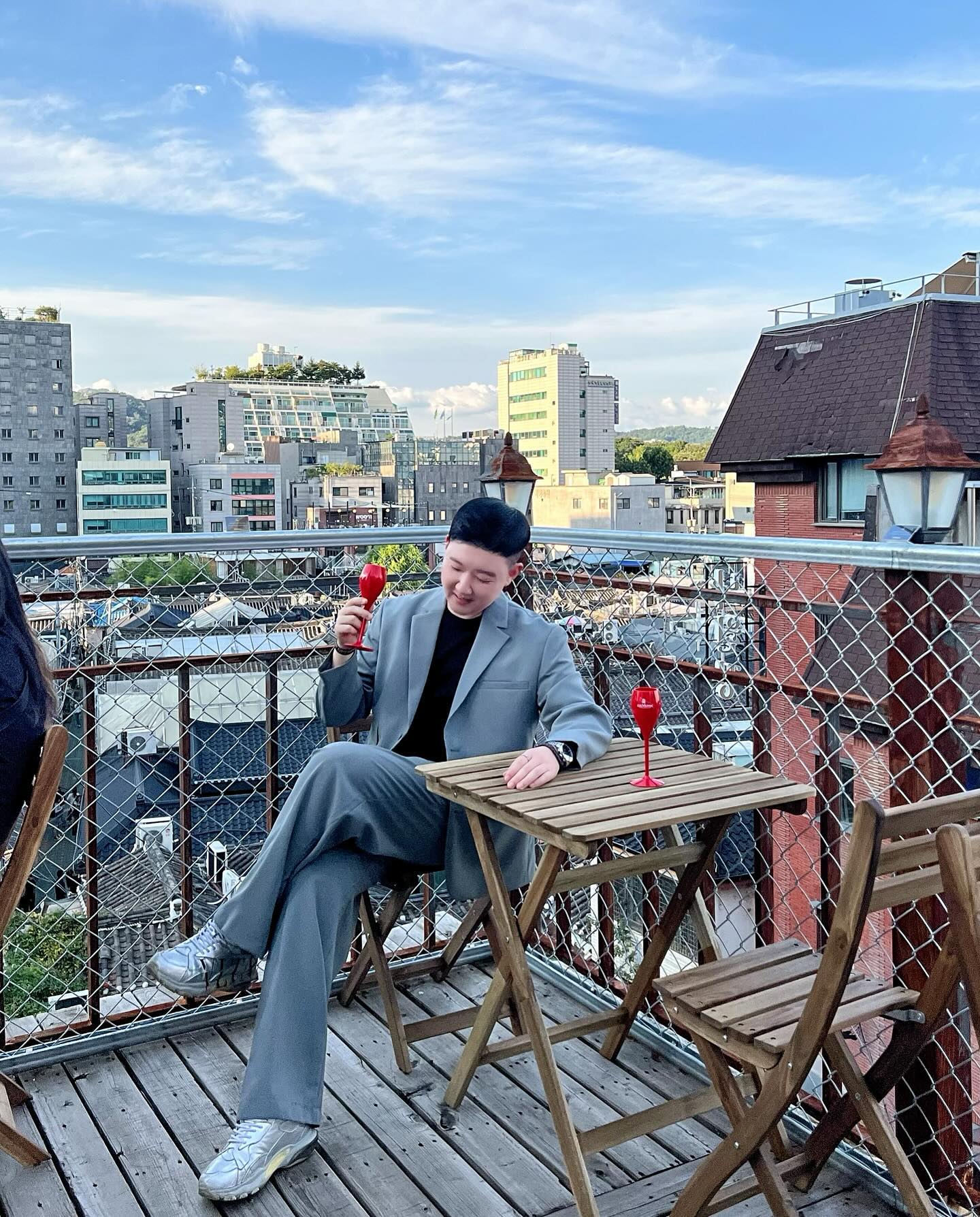 날씨도 시원하니 파티를 좀 다녀볼까?

새서울 오프닝파티 초대되어 다녀왔어요.
오랜만에 인싸가 되어봤지만 전 아직 멀었네요.

다들 너무 힙하고 멋지고 막 어? (쭈굴)
그래도 초대해주시면 어디든 가봅니다. 불러주십셔.

sae.seoul 오프닝파티 초대해주셔서 감사합니다.

#새서울 #종로라운지바 #익선동데이트 #한옥뷰 #루프탑술집