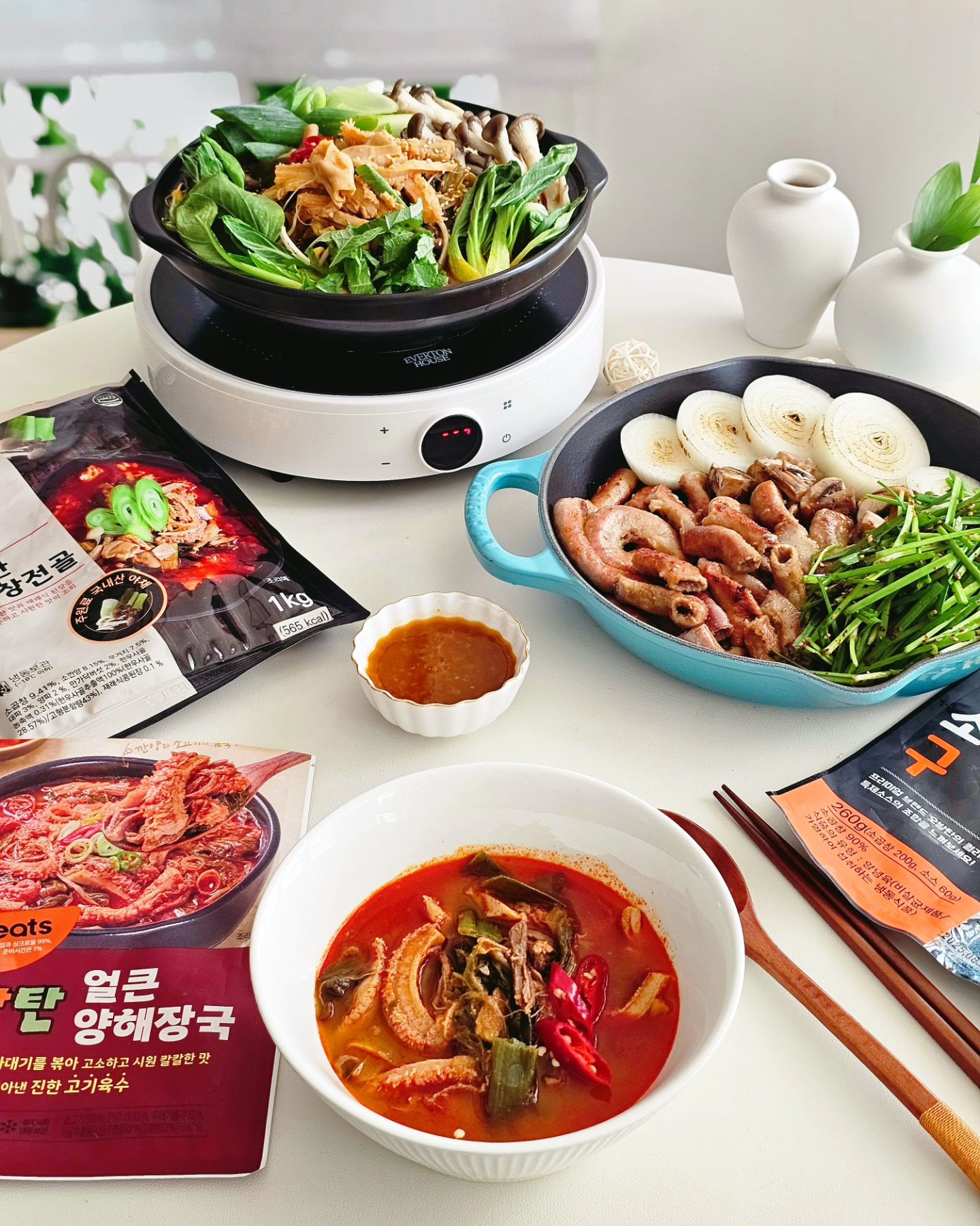 #협찬

간편미식 브랜드 [구구잇츠]와
곱창, 대창, 특양구이 프리미엄 브랜드 [오발탄] 콜라보!
세가지 다  진짜  맛도리😋

📍오발탄 소곱창구이
곱이 꽉 찬 리얼 소곱창에
초벌작업으로 곱은 그대로, 맛은 더 담백하게
곱창이 2배는 더 맛있어지는 오발탄 특제소스(진심 대박)👍👍

📍오발탄 소곱창전골
한우사골의 진한 맛과 
재래식 된장으로 구수하고 시원한 국물맛
푸짐한 소곱창, 손질 양에
100% 국내산 신선한 우거지, 만가닥버섯, 대파, 양파
깔끔하게 얼큰한 맛 최고최고

📍오발탄 얼큰 양해장국은
10월1일 출시된 신제품으로
건더기가 세상푸짐.
칼칼한 국물맛이 예술.
진짜 제대로 맛있어요.

👉지금 구구잇츠 공식 스마트 스토어에서는
오발탄 얼큰 양해장국 런칭 기념으로
10/1~10/14까지
오발탄 3종 20%할인 프로모션 진행해요.

정말 맛있고 실속있고 쟁여두고 싶은 제품이에요.

99eats_official

#구구잇츠 #오발탄 #간편미식 #캠핑템
#소곱창구이 #소곱창맛집 #소곱창전골 
#전골 #해장국 #양해장국
#얼큰해장국 #해장국맛집 #오발탄곱창 #오발탄곱창전골 #오발탄양해장국
#99eats