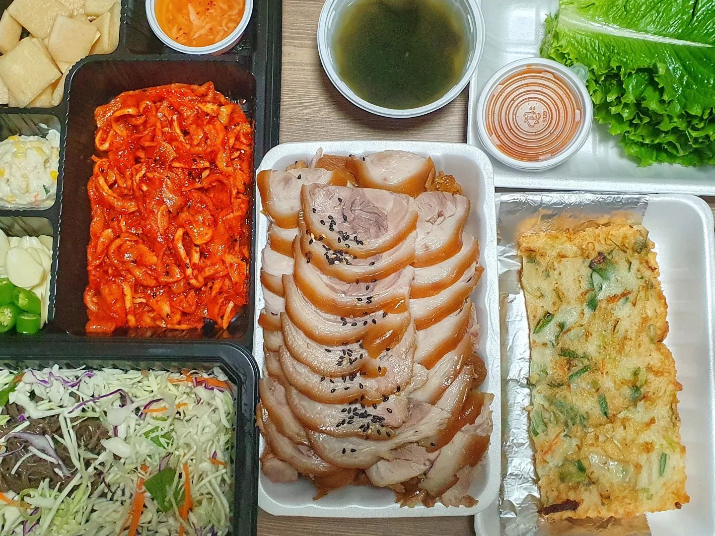 국가고시를 무사히 잘 본 날 친구랑 저녁으로 먹은 #족발 이에요😛 #족사랑 에서 첨 주문해봤는데 먹을게 다양해서 넘 좋았어요✌️
-
족발(중) - 34,000
-
족발도 야들하니 고기자체가 맛있었고 생각도 못했는데 여기가 부침개 맛집이지 뭐예욬ㅋㅋㅋ🤭 같이 오는 🍴무김치🍴도 넘 제 취향저격이었슴다❕️

#맛스타 #맛스타그램 #맛있다 #요리 #음식 #선팔하면맞팔 #먹팔 #먹팔맞팔#먹방 #먹스타그램 #먹스타 #맛집 #먹방투어 #맛집투어 #좋아요 #소통 #선팔 #맞팔 #선팔맞팔 #팔로우 #음식 #선팔하면맞팔 #먹팔해요 #먹팔환영 #먹팔소통 #먹팔하면맞팔 #먹팔맞팔