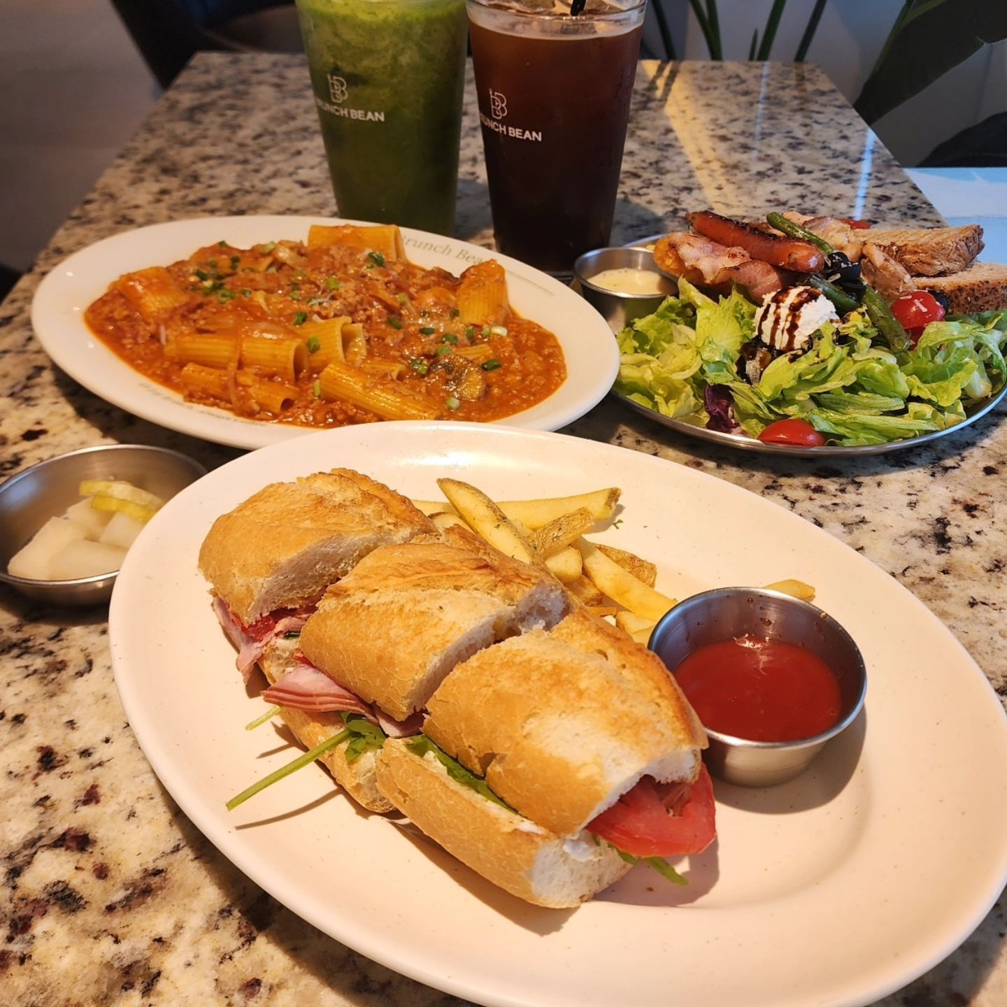 #협찬

전국 1등 브런치카페 브런치빈!
브런치하면 브런치빈~~~! 

분위기좋고 맛까지좋은 가성비 브런치맛집
브런치빈 시흥대야점을 다녀왔어요. 

오늘 주문한 메뉴는 라구토니와 마이플래터.리코타잠봉샌드위치!
진하게끓인 고기듬뿍 라구소스가 일품인 라구토니 최애메뉴인데요 역시 너무맛있더라구요.

마이플래터는 브런치빈에서 빼놓을 수없는 가성비메뉴지요.알찬구성으로 언제나 대만족인 메뉴!

리코타잠봉샌드위치는 풍미가득햄과리코타즈와
루콜라의 조합이 아주 굿굿이었답니다. 

평일.주말 여유롭게 브런치드시고싶다면 시흥대야점 브런치빈으로 고고~!
넓고쾌적한매장에 편한좌석.아기테이블까지~분위기부터 가성비와 맛을 자랑하는  브런치빈에서 브런치데이 즐겨보세요 

📍브런치빈 시흥대야점
[경기시흥시 복지로126 엠스퀘어3층] 

⏰️9:00~21:00
[브레이크타임15:00~16:30] 

brunchbean_official 

#협찬 #대야동브런치 #대야동맛집 #은계브런치 #은계지구맛집 #은계지구브런치 #은계지구카페 #시흥카페 #대야동카페 #대야동브런치카페 #시흥브런치카페 #시흥브런치 #시흥브런치맛집 #시흥맛집 #브런치맛집 #브런치카페 #브런치빈시흥대야점 #브런치빈