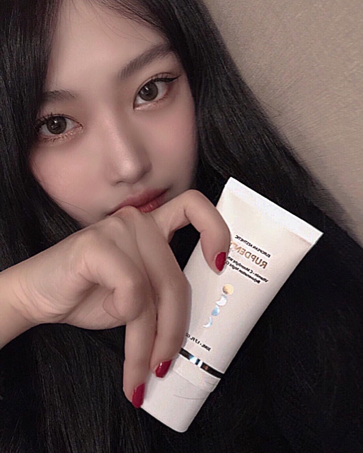 #협찬 #아나운서크림 #룹땅 
유럽 에스테틱 브랜드 [룹땅]에서 아나운서들 사이에서 대유행템인 룹땅 비타민씨 문라이트 화이트닝 레쥬버네이션 나이트 크림이에요! 
아나운서 크림으로 워낙 유명한 만큼 요즘 저의 미백, 주름개선 관리 확실히 해주고있어여..🤍
오늘도 촉촉하게 바르고 자야지,,