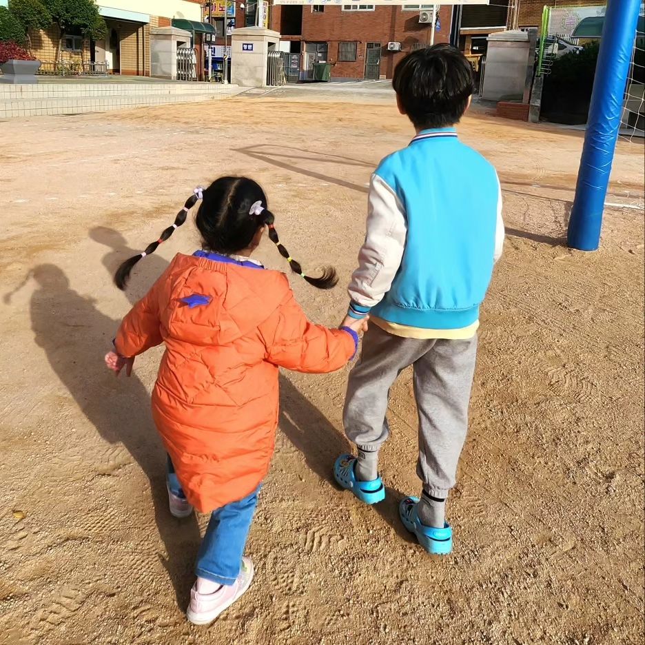 2023 부산 동구 웹툰이바구길 축제 
만화 팝업 페스타

🗓기간: 2023년 11월 11일 (토) ~ 12일(일) 

📍장소: 동구 성북시장 일원

🚘 임시 주차장
범일 초등학교 운동장 및 지하주차장
주소: 부산 동구 증산서로 55
12시 ~19시 까지

조카랑 친구 아들이랑 축제 다녀왔어요
아이들이 너무 너무 좋아했답니다.
오빠 손 꼬옥! 잡고 다니는 조카 넘나 귀욥 😍😍

위치는 성북시장으로 가시면 됩니다.
시내버스 이용하시는 분들은
22번, 86번, 87번, 186번 타고
성북고개 하차하시면 됩니다.

만화 팝업 페스타 프로그램 중에서
제일 크고 관심 많은 프로그램 일정은 바로!
12일 만화 그리기 대회!!
12시부터 4시까지 동구 증산공원 일원에서 진행됩니다.

그 외 부대행사로는 성북노포, 만화팝업부스, 드로잉포토존, 
골목게임체험, 웹툰만화전시, 캐리커쳐, 자화상드로잉, 플리마켓, 
골목버스킹, 명란삼남매를 찾아라 등 다양하게 준비되어 있어요

#부산동구웹툰이바구길축제 #만화팝업페스타 #부산축제 #부산가볼만한곳 #부산아이들과
#부산데이트 #축제 #웹툰축제 #웹툰이바구길 #부산놀거리 #부산여행 #부산 #조카 #좋반
#이바구길 #이바구길축제 
#웹툰이바구길