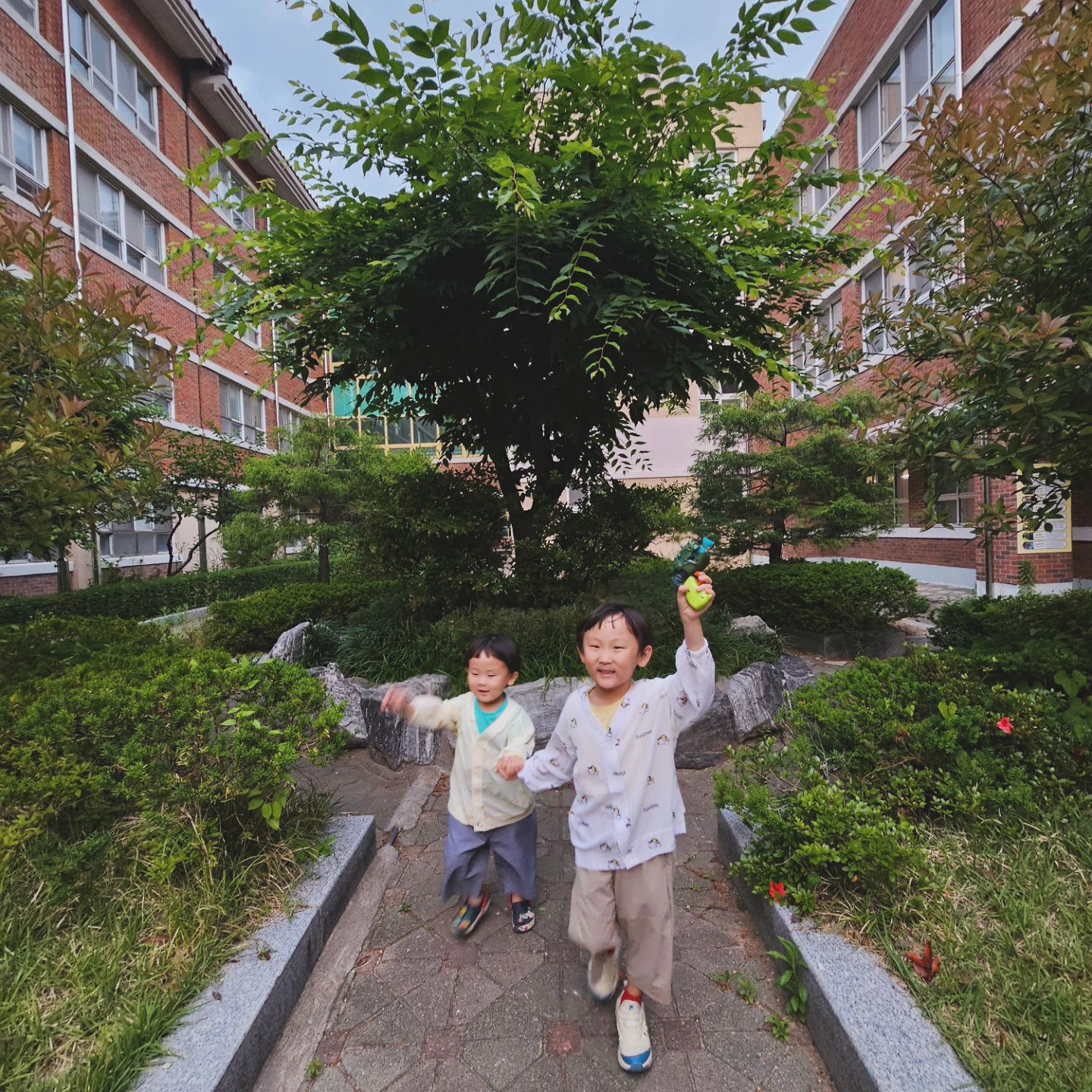 연산 초등학교 저녘 산책♡
제발..동시에 봐라..ㅜ
신발 터는 드니
(아자씨 가툥ㅋㅋ)

#주말나드리
#연산초
#많이바뀌엇구나 
#공놀이좀하자