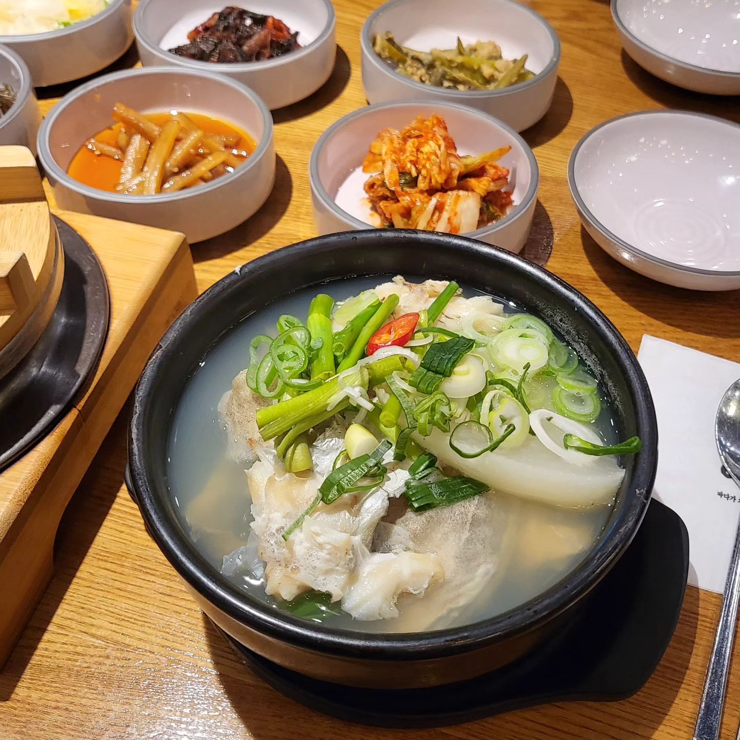 파주로 돌아오는날 엄마가 사준 대구탕😋
부산에 있는 내내 독감으로 고생했는데, 뜨끈~한 대구탕 먹고 싹 나은 것 같다. 저 대구탕도 생각나고 엄마도 생각나는 오늘.
나 부산 또 언제가지?😭

#광복동맛집 #광복롯데맛집 #어보광복점 #남포동대구탕 #남포동대구탕맛집 #광복롯데맛집추천