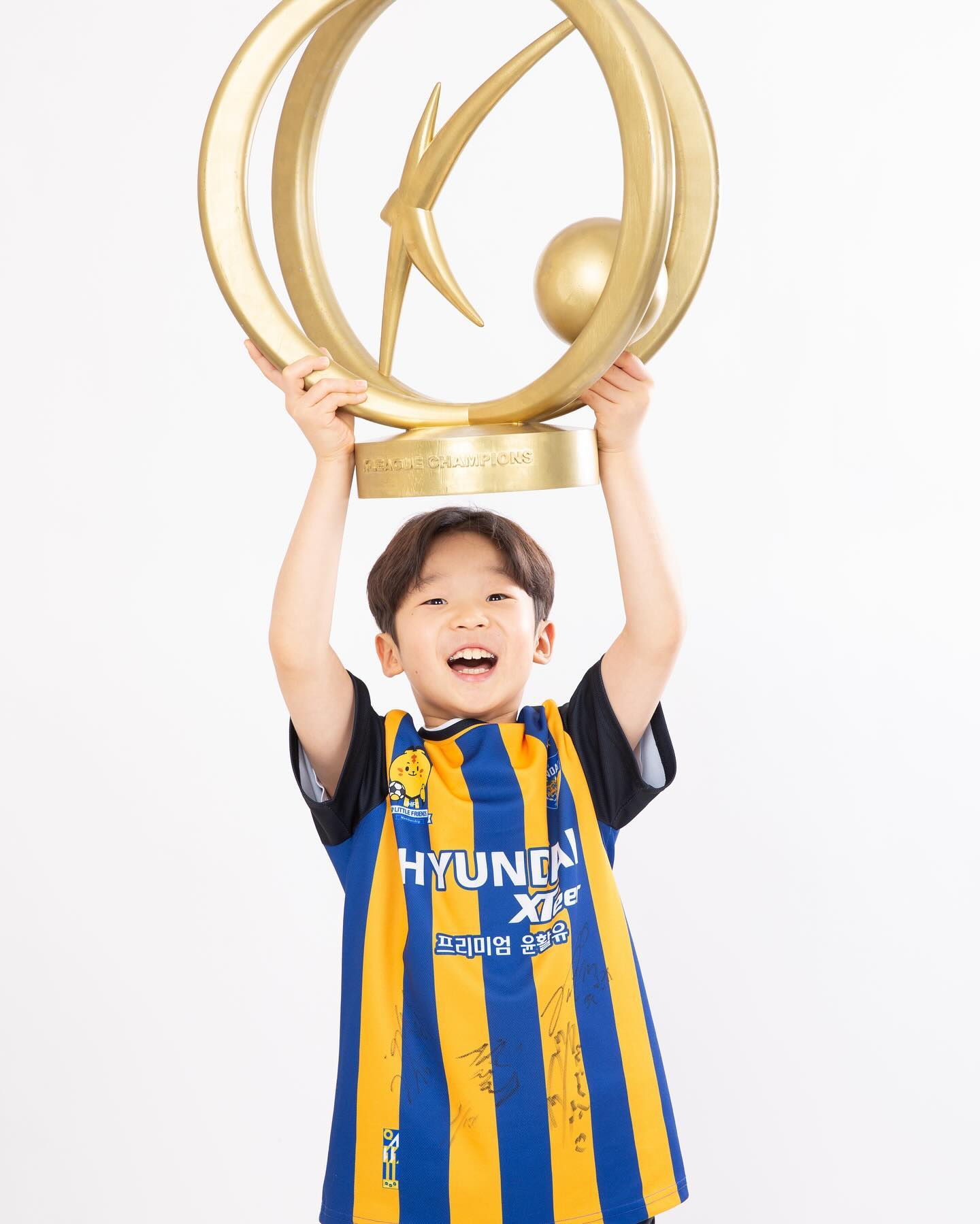 23시즌 끝나고 찍어본 가족사진📸
⠀
갑자기 생각나서
3개월만에 올려보네요💙💛
⠀
축구돌이⚽️ 재우가 제일 잘나왔다🙌
⠀
#울산HDFC#울산현대#울산현대축구단#문수축구경기장#울산hdfc#k리그#K리그#가족사진#울산가족사진#셀카#셀피#인친#소통#외동#외동아들#인스타데일리#_재우야사랑해💕#맞팔#선팔#일상#재우맘
⠀
⠀