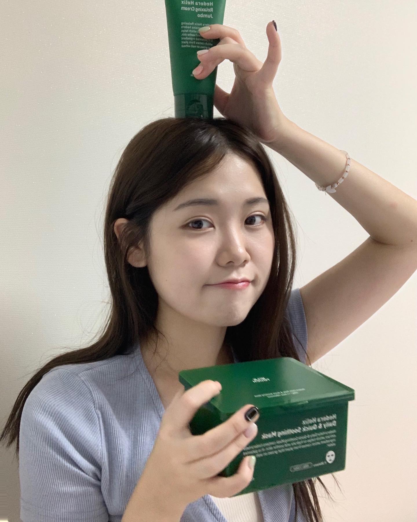 #제품제공 #gift 
milktouch_official 💚💚

'나혼자 산다'에 나온 지효 스킨케어 그대루 손민수 했따.. ✌🏻🫧

머리말리면서 퀵 수딩 마스크 붙이면 
그날 화장 착차챡붙 ! 🤍

저녁에는 귤 에센스랑 전부터 쓰던 진정크림 점보만 쓱싹 ✨ 촉촉하고 쫀득하게 발려서 지금 두 통째 비우는중 🌿💚

지금 이 모든걸 그대로 !! 추석맞이 53% 할인된 가격으로 만날 수 있어요 !!! 🫧🧼

제가 소개해 드린 제품 외에도 밀크터치 스킨케어, 메이크업 제품 모두 반값할인에 최대 72%까지 할인이 들어간대용 🤫🤫

⏰오늘 낮 12시부터 다음주 월요일 낮 12시까아쥐! 

🐻 밀크터치 제주진귤 퍼스트 에센스 밀크터치 
🐻 서양송악 진정 크림 점보
🐻 밀크터치 서양송악 데일리 앤 퀵 수딩 마스크