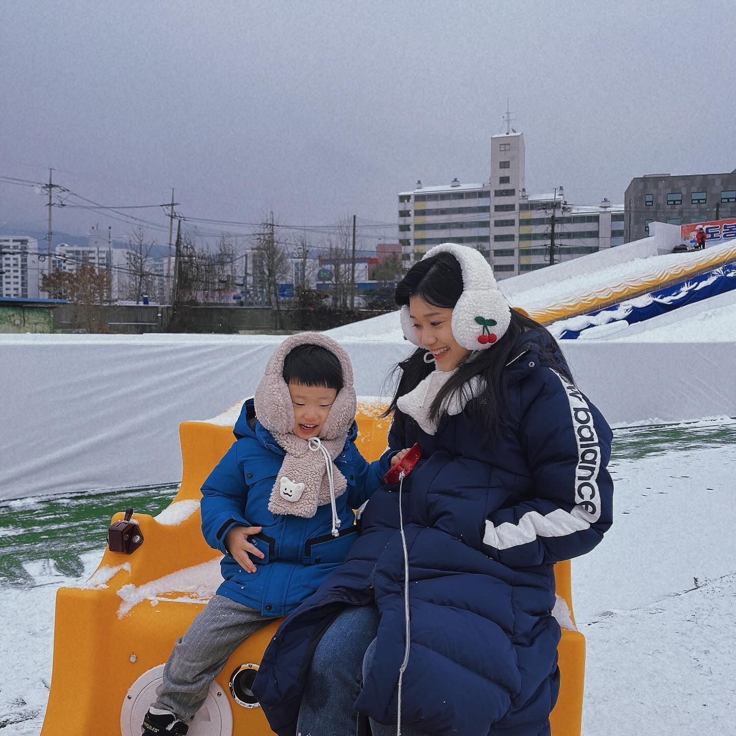 #오늘하루 

진짜 바빴던 오늘, 창민이 손잡고 홍길동마냥 이리 저리 다니며 즐거웠다 엄마 손 놓칠까봐 엄마 손 꼭 잡고는 열심히 잘 따라다녀준 우리 챰민🙆🏻‍♀️
바빴던 일정속에서도 우리 챰민이 눈썰매 태워주고 싶어서 눈썰매장도 살짝 들렸는데 눈썰매 타는 도중 눈이 펑펑 와서 더 행복했던 눈썰매장🎅🏻
늘 말도 많고 탈도 많고 부정적이였던 내가 어딜가나 긍정적인 생각을 할수 있게 된건, 듬직한 남편과 소중한 내 아이들 덕분🫶🏻
힘들고 고단해서 잠도 잘 못잤던 요 몇달간의 고생 끝이 보인다
내일이면 진짜 해방🙌🏻
남편이랑 챰귬이와 더 행복해지러 추울발🤍