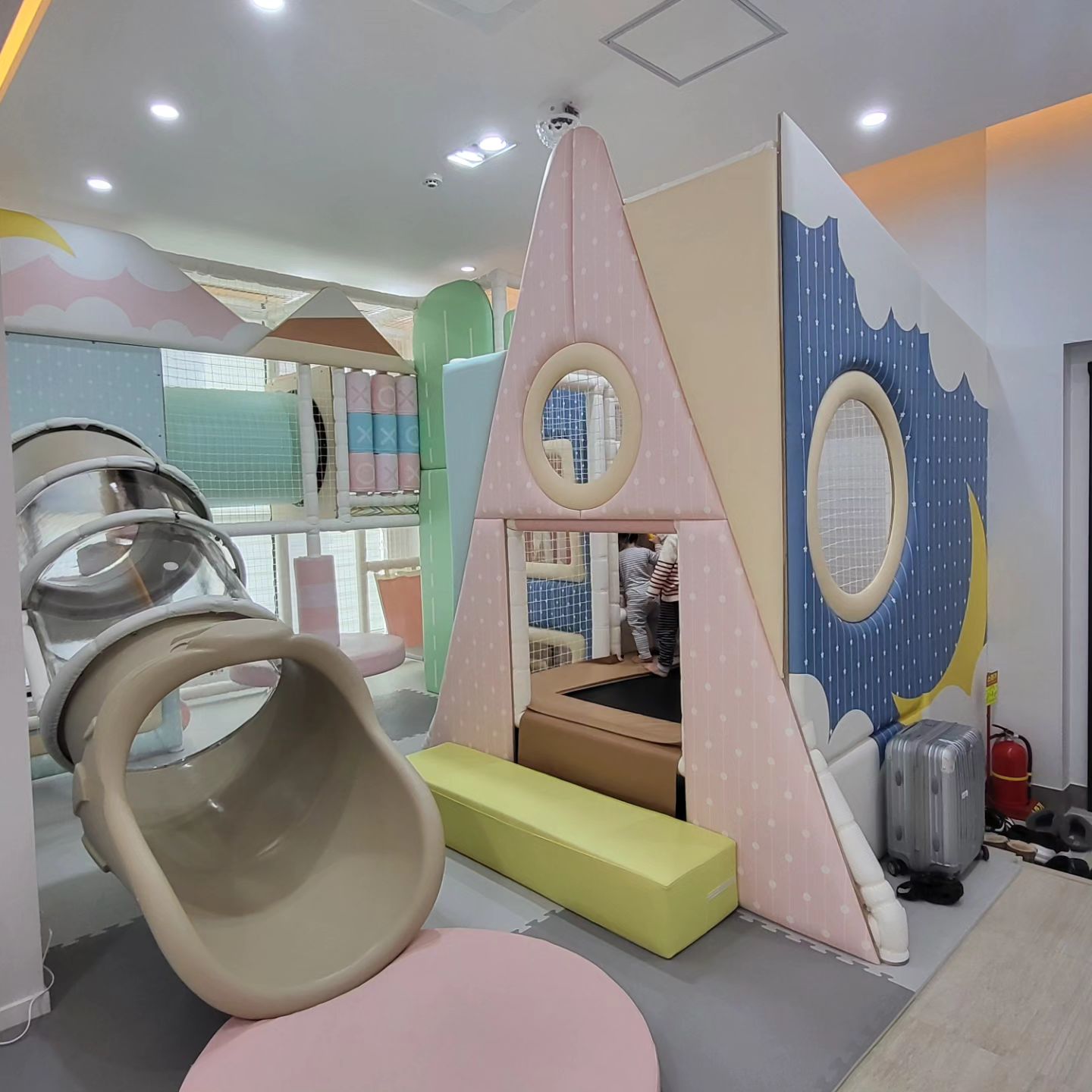 여름에 데려왔을땐 너무 어려서 잘 못놀더니 이번에 데려오니 정말 너무 잘 놀았다 게다가 시설 너무 좋고 신축이라 모두 새제품~♡ 
키즈어메니티부터 아기의자 식기 없는게 없으니 먹을거만 챙겨가면 되서 너무 편함 너무 추워서 야외활동 어려워 급 예약하고 온건데 너무 좋아서 1월에 또 오기로 🩷

#18개월 #37개월 
#라온포레키즈풀빌라