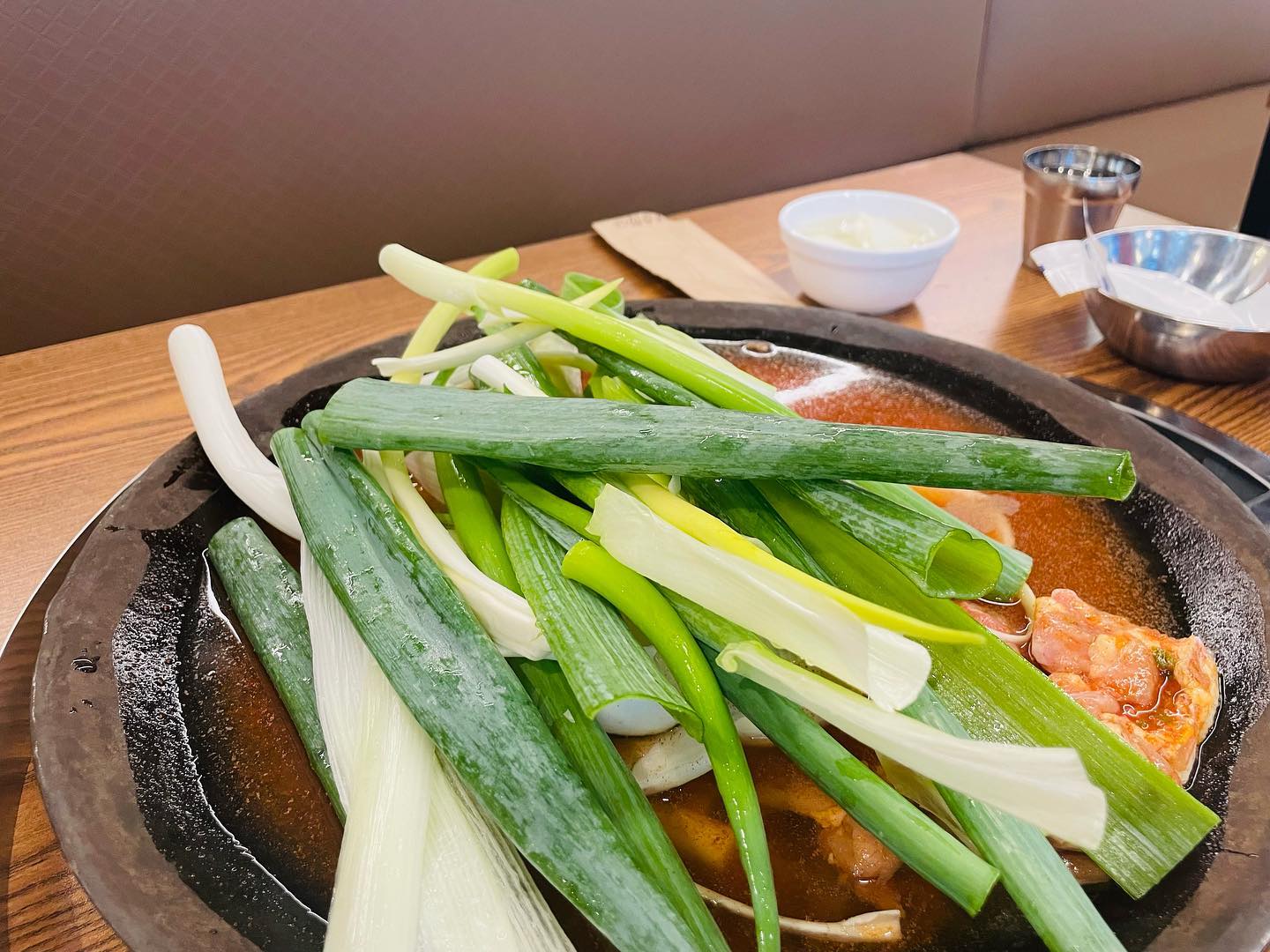 #협찬 🐔성원닭갈비 야당점 🐔
✔️물닭갈비가 시그니처 메뉴
✔️파가 엄청 듬뿍 들어있어요
✔️닭갈비도 많이 들어있어서 양이 푸짐해요.
✔️탄산음료가 무한리필!
.
.
😋물닭갈비는 처음 먹어봤는데 
파를 엄청 많이 주셔서 완전히 저희 부부 스타일💚 
고기 양도 많아서 사리 추가는 하지않았구요~ 
대신 볶음밥이 궁금해서 주문했는데 눌러붙어서 
더 맛있게 먹을 수 있도록 
엄청 얇게 볶아주셔서 만족만족👍🏻