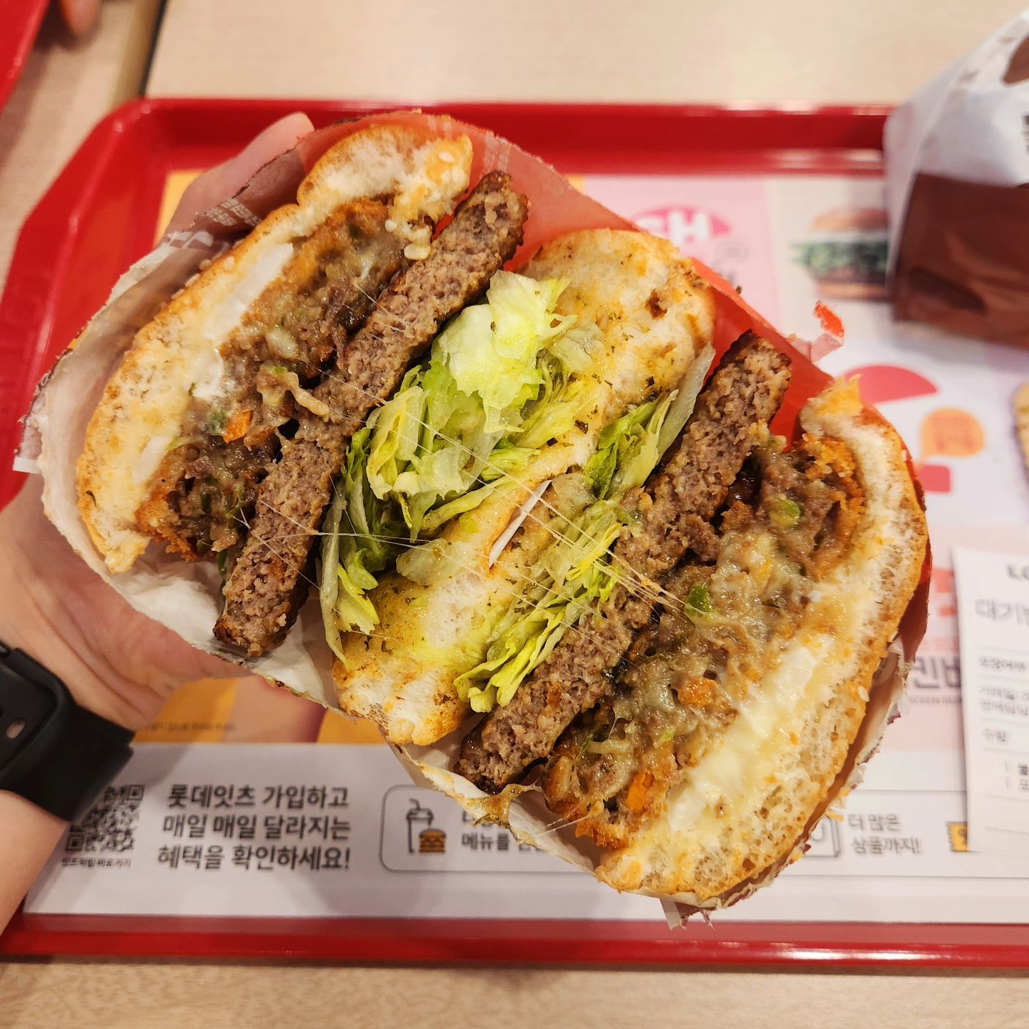 내돈내산 #롯데리아 #불고기포텐버거 lotteria_kr

여러모로 열일하고 있는 롯데리아에서
7월18일에 신메뉴로 불고기포텐버거 출시!

동시에 오랜기간 사랑받았던 '불고기버거'를
'리아불고기'로 이름을 변경하면서
신메뉴 불고기포텐버거+ 새이름으로 바뀐 리아불고기=10,500원
(신메뉴 단품 7,700원, 세트 9,700원, 리아불고기 단품 4,700원)

주문 후 즉시 제조되어 결제 완료한 시점부터 11분 걸렸지만🤦‍♀️
갓 튀겨 바로 나와 바삭해서 오히려 좋아🥰

특이하게도 빵 가장 아래에 야채가 깔려있고
불고기 패티, 튀김패티, 치즈 순으로 쌓여있는데
튀김패티에서 약간 매콤한게 우이락 고추튀김 같은 느낌?✨️

야채에서 새콤+시큼한 맛이나서 발사믹 소스인가? 싶었지만
깻잎 매실장 소스로 상큼함을 끌어올릴 의도였다는데
알고 먹어도 여진히 발사믹 드레싱 맛🥹

개인적으로는 달기만 한 리아불고기 보다
크리스피한 식감이 더해진 불고기포텐버거가 더 입맛에 맞으며
이름대로 포텐이 빵빵 터지는 느낌이라 추천👍

✔️프로모션 기간은 출시일인 7월18일부터 24일까지 7일간!