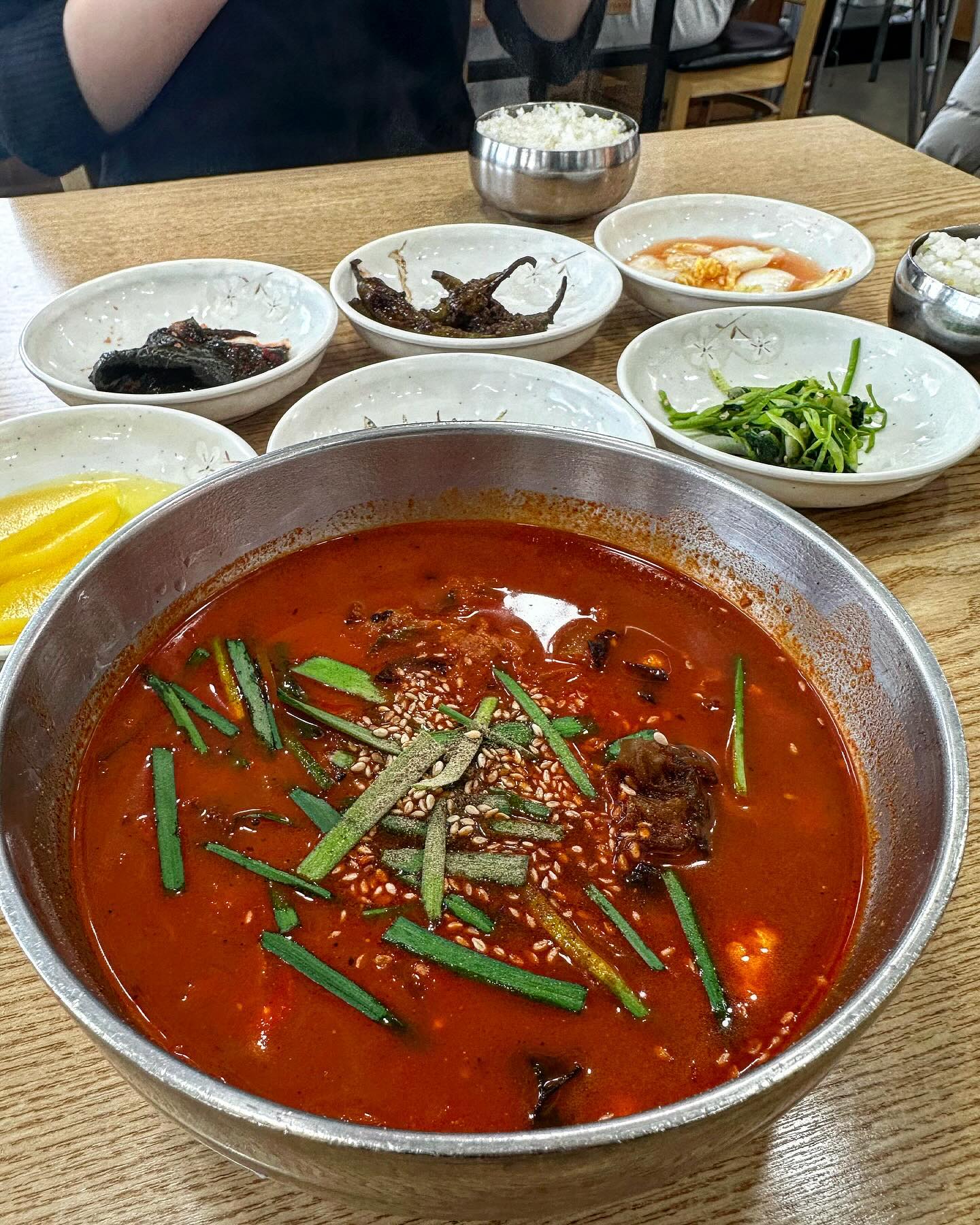.
[ #속초 _ #동화가든 ] [ #내돈내산 ]
-
짬뽕 순두부로 해장쓰!!🍲
강릉에 본점이 있는 동화가든!
속초에 분점이 있더라구요!!

속초도 웨이팅이 심해서 캐치테이블로 웨이팅을 걸어 놓고
한시간 정도 웨이팅 후 입장한 것 같습니다

저희는 짬뽕 순두부와 순두부 백반을 주문했습니다🫕

짬뽕 순두부는 으아~ 으아~ 소리가 절로 나올만큼
해장 제대로 되는 맛이였습니다😆😆

순두부 백반은 순두부, 된장찌개, 비지가 나왔는데
몸이 나쁜 물질로부터 정화되는듯한 힐링되는 맛이였습니다👍🏼
밑반찬과 함께 코박고 먹었네요😆

웨이팅만 조금 덜하다면 다음번에도 
또 해장하러 가고 싶네요🙌🏼🙌🏼
-
#짬뽕순두부 #순두부백반 #순두부 #순두부맛집 #속초 #속초여행 #여행스타그램 #여행 #설악산맛집 #해장 #해장스타그램 #속초맛집