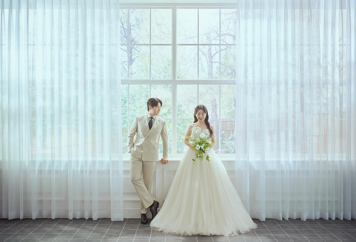 🗓️2023.12.10.SUN , ⏰ 11:30
💍 W웨딩시티 범일 (구 누리엔) 17층 더스카이홀

저희 두 사람이 사랑으로 하나가 되어
다가오는 12월 10일 일요일에
결혼식을 올리게 되었습니다👩🏻‍❤️‍👨🏻

처음 다짐한 그 마음 그대로 서로를
존중하며 살아가겠습니다.

믿음과 사랑을 약속하는 날,
저희들의 첫 걸음을 함께 해주신다면
더 없는 기쁨으로 간직하겠습니다.