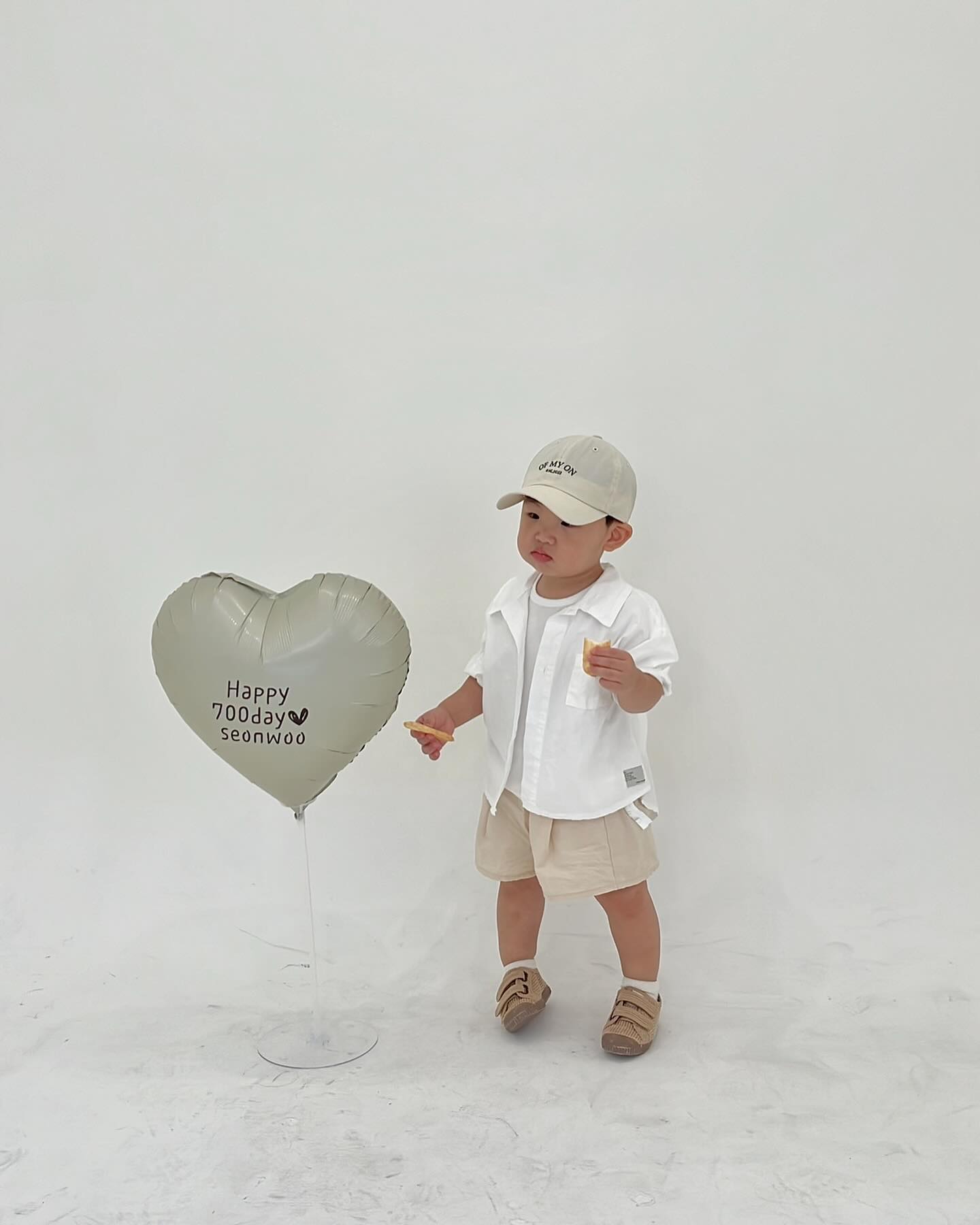 240930 ♥+698d 

백일마다 기록하는 누누의 700일 :-) 

여전히 넌 사진찍는걸 좋아하지 않는걸 보면 아빠를 닮은게 맞아 이렇게 저렇게 까까로 달래본 700일의 서누야🤍 동생 태어나고 600일대의 기록을 우리 네가족이 함께 했네.. 시간 참 빠르다..🥹 요즘 쌍듕윰차 타고 등하원할때 시키지도 않았는데 동생손 꼭 잡고 출근하는 아기오빠가 참 서윗해.. “선우야 사랑해” 하면 “엄마 사낭해” “나듀” “서누두” 해주는 내꼬마남친 이젠 아빠가 집 비우는 날이면 엄마지키겠다고 꼭 안아주기도 하고.. 고작 22개월아기주제에… 듬직함🙌🏻 멋지게 커줘서 너무너무 고마워!!

☻ 13.3kg / 86cm (10.3기준)

☻ 우유러버🥛
하~~도 우유우유 달라해서 상하목장 작은사이즈 125ml로 바꿈
(워터젤리 빨강색만 먹음 이오도 엄청 조아함)

☻ 밥…은 뭐 잘 먹는것같음! 이번에 느낀게 그냥 엄마아빠 앞에서만 안먹는거 같음ㅋㅋ 또래 친구들 하고 같이 먹으면 많이 잘 먹긴함! 여전히 밥을 주면 먹는듯 하다가 뱉긴 하지만 전보다 횟수도 줄었고 그러면 치울수밖에 없다고 하니깐 뭐 일단 먹음. 그래도 선우가 말을 하니까 의사소통이 되서 좋음

☻ 낮잠 1번 2시간 전후(얼집에서 토닥하면 오분안에 잔다함😉)
밤잠 9-11시간 (9시전후 진짜 빨리 잠듦 ..땡큐💛)
급하게 빨리 재우고싶을땐 안아재우기도하고 누워서 토닥토닥 재우기도 하는데 동생도 있어서 거진 안아서 한명이라도 빨리 재우는듯😭

☻치카치카도 호다닥 잘함 얼집에서 양치컵 배워서 그런가 요즘 씻을때 물을 오물오물 하다가 뱉는 연습함 그래도 아직은 양치컵 시도안해봄 치카의 마지막은 멸균티슈

☻ 배변훈련 하려고 변기 들였는데 장난감 집어넣고 그거 옮겨다니면서 타고 올라가 불키고 불끄고 놀이함 뭐 가끔 응아할때 앉아서 “응-!!아!!” 라고 함. 그리고 응아했으면 했다 안했으면 안했다 말을 다해줌
아 방구낀것도 말해줌 방구뽕이라고…ㅋㅋㅋㅋㅋㅋ

☻ new기록이라면..
- 음 젖가락질 하는거? 관찰력 눈치코치가 뛰어나서 교정젖가락 건너띄고 어른 젖가락으로 김말이 젖가락질해서 먹음 참..👍🏻
- 혼날때 삐죽거리기도하고 “칫”하면서 삐지기도하고 차렷하면서 말잘듣기도함
- 그리고 제일 중요한 양보와 기본예절을 잘 터득해가고 있음!! 빌려줄래? 같이놀래? 빌려줄게 OO이 해! 엉아 오빠미 터짐🥹🙌🏻
- 책, 벽보, 병풍보고 과일, 동물, 숫자세기는 어느정도 다 하는데 아직 색깔을 빨강밖에 모름🥹 한문장이지만 말로 표현은 하고 선우랑 의사소통은 다되서 요즘은 색깔과 알파벳 교육중임 

정말 기억나는대로 주저리 했지만 다 기록이 안담기는게 아쉬움ㅜㅜ
진짜 많이컸다 700일 김서누❤️

#인스타야고마워20장올리게해줘서 
#선우기록  #22개월아기 #700일아기