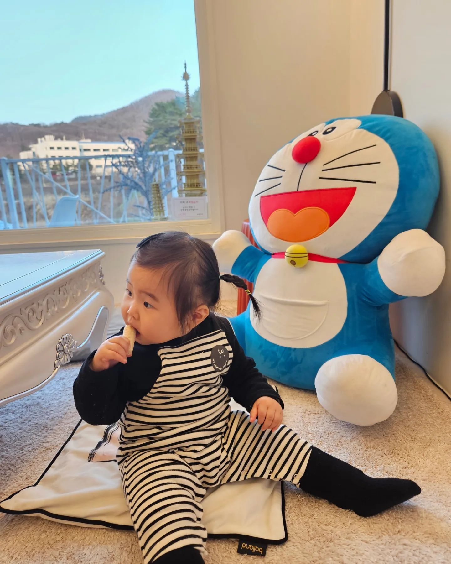 👶🏻24.02.13👶🏻
하루라도 외출안하면 병나는 엄마를 둔 다니
낮잠 길게 자고 일어났길래 밥 먹이고 구성동 다이소-올리브영-탑텐 코스나 돌고올까 하던중에 재령언니가 구성동 다이소에 온다는 소식이!!????🤤
바로 출동해서 언니랑 재이 접선🥹💕
맞춰 입은 것도 아닌데 어째 너희 커플룩같으냐구!! #쌍둥이룩

언니랑 재이랑 다니랑 다이소에서 쇼핑하고 탑텐구경도하고 카페로 출동
엘베가 없어서 좀 애기 안고 올라가기가 헬이긴한데, 
2-3층 좌식이 보일러도 빵빵(뜨거울 정도)하고 애기들 데리고 가기에 좋았던 숲속의문!!

재령언니 생일인것도 몰랐던 나랑 백다니
언니 생일 깜짝멤버 영광입니듕..🫣 생일축하해요 jae_ryeong87 오야붕🩷🤍💓

✔️407days