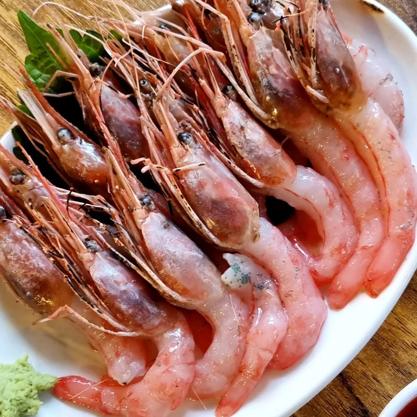 서촌의 해산물 찐맛집 #안주마을
해산물 좋아하는 술쟁이라면 꼭 가봐야하는
인생 술집💗

싱싱한 단새우회 한접시면 소주 n병 뚝딱
탱글하고 달콤한 이 맛 당장 먹어봐야해요
이렇게 신선한 해산물 파는곳 여기뿐일껄?

안주마을 필수 메뉴 청어알 비빔밥!!
계란후라이에 파송송 거기에 톡톡 터지는
청어알젓까지 더하면 극락이 따로 없어요🥹

📍위치
서울 종로구 자하문로1길 3

🕑영업시간
월~토 13:00 ~ 23:00
매주 일요일 정기휴무

🦐메뉴
제철 해산물 메뉴는 그때그때 달라요!

동해 단새우회 27,000원
청어알 비빔밥 10,000원

#쩝쩝이_종로#서촌맛집#서촌#서촌데이트
#서촌술집#종로맛집추천#종로노포#종로맛집
#경복궁맛집 #경복궁역맛집 #먹방스타그램 #먹스타맞팔 #먹팔맞팔 #먹팔맞팔환영 #먹팔