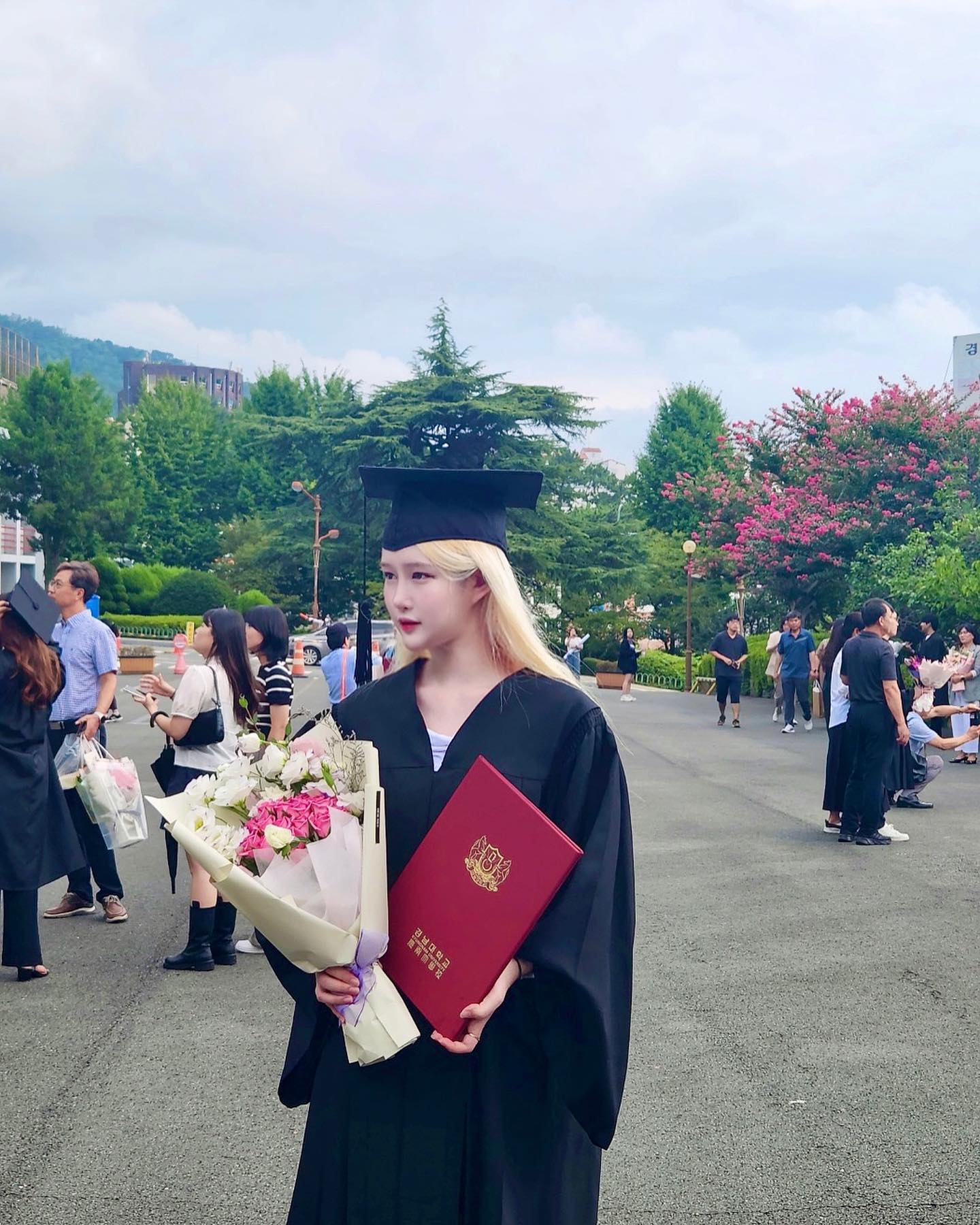 Graduation day 🏫

6학년으로 초등학생처럼 졸업할 뻔! 했지만 
5학년에서 끝냈다 👩‍🎓

늦은 졸업으로 마음고생 많았다며 위로와 축하해주신 분들, 앞으로를 응원해준 분들 모두 넘넘 감사합니다 🫶🤍