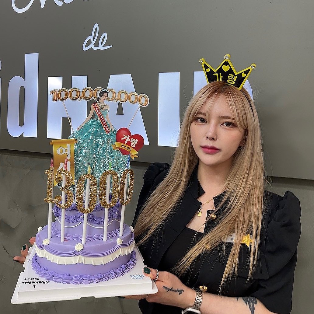 자이점 온지 6년째, 3번째 승진
이젠 수석부원장..❤️

이번엔 진짜로 안울어야지 했는데 ..
또 또 운 F..🥲
직접 부딪히며 배우고 느낀게 많았던 지난 1년, 

8월내내 쉬지않고 일하면서 
울고 웃고 난리부르탱이였지만
옆에서 끝까지 힘내고 함께 달려줬던 우리 대박징조팀과 
선의의 경쟁한 자이,래미안식구들덕분에 
“13000점” 도 가능했던 것 같아요🫶🏻

항상 할수있다 믿어주신 
idhair_master_jungsu_by_bobae 원장님, ihayeon1212 점장님  항상 감사드려요 
나 케어한다고 고생한 순처리도 우리 파트너 친구들두 ,
일등공신 양오빠도 ,
축하해주신 분들 다 감사해요 ❤️

앞으로 더더 단단하고 
좋은 영향력 줄 수있는 사람이 될게요 🫣