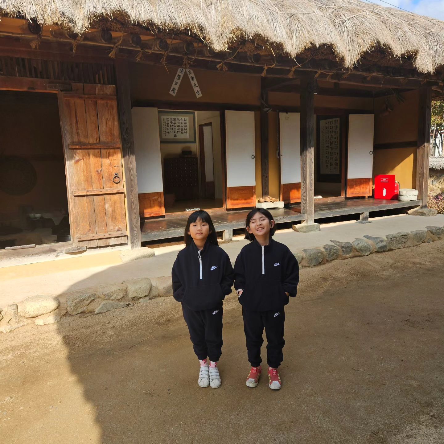 👭
.
.
뜬금없이 장모님 보러 가자는 갑자기 철든 사위덕분에
부랴부랴 체험학습서 제출하고
2박3일 친정행✈️
별거 한거 없는데도 집에 돌아오니 피로가 몰려오네💤
석달이지났고, 계절이 두번 바뀌었다
해가 뉘엿뉘엿 질때쯤이면
현관문열고 아빠가 들어올것만같았다...
아직도 내 마음은 그런가보다...
#그리움을안고살아가는중 
#우리모두잘지내보자