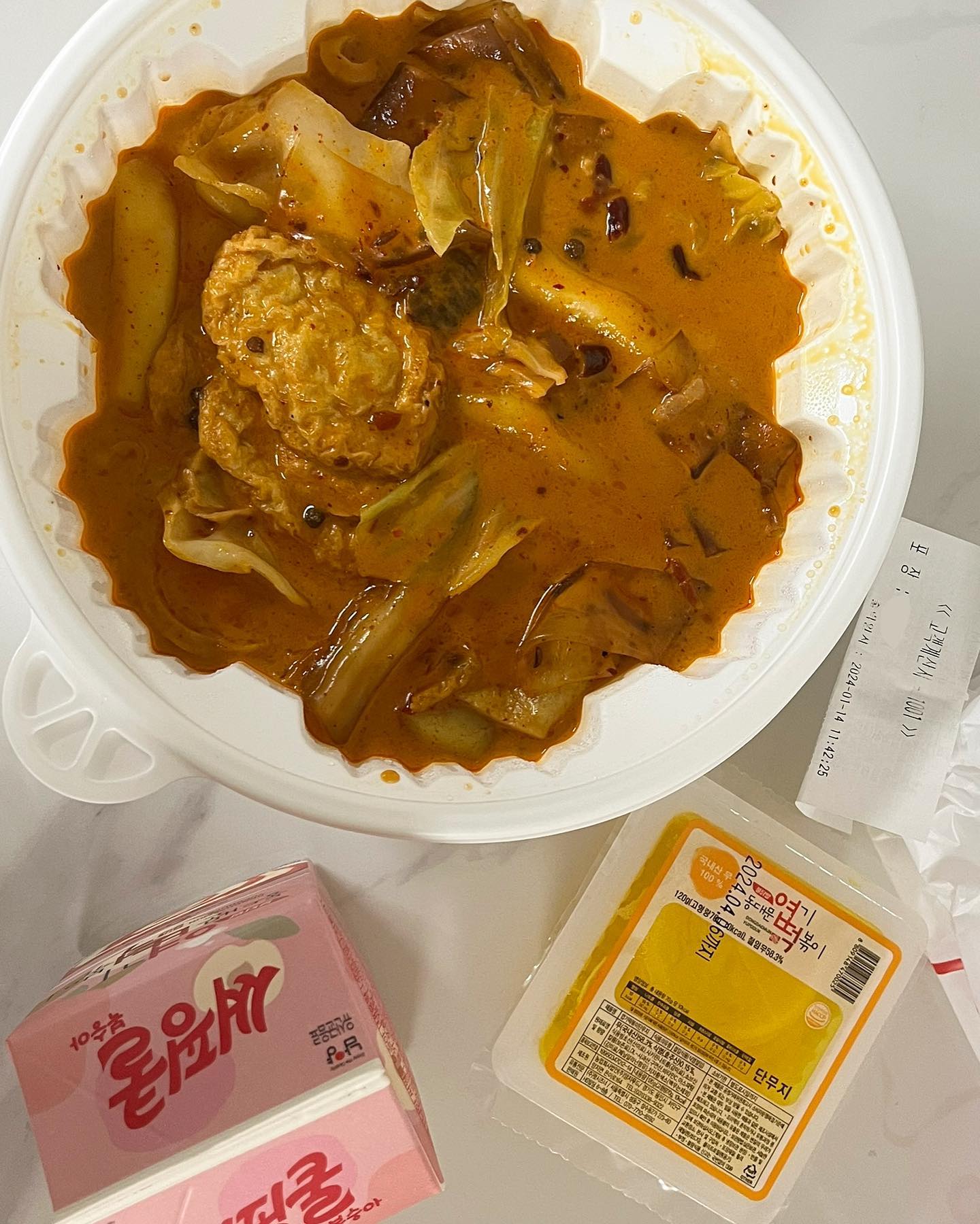 엽떡앱으로 신메뉴 마라로제엽기떡볶이 방문 포장 주문 후 픽업 완료. 드디어 영접해따… 콘마요는 품절이라 못 먹었지만..
마라로제 진짜 맛있다..♥ 오리지널 맛으로 시켰는데 느끼하지도 않고 너무 맵지도 않음 걍 딱 맛있는 맛 ,,,,,,,,, ❤️‍🔥 
엽떡 입사하러면 어떻게 해야 하나요 진짜 진지하게 진심으로

#엽플루언서 #엽떡앱 #엽떡 #엽기떡볶이 #마라로제 #떡볶이 #방문포장 #포장주문
