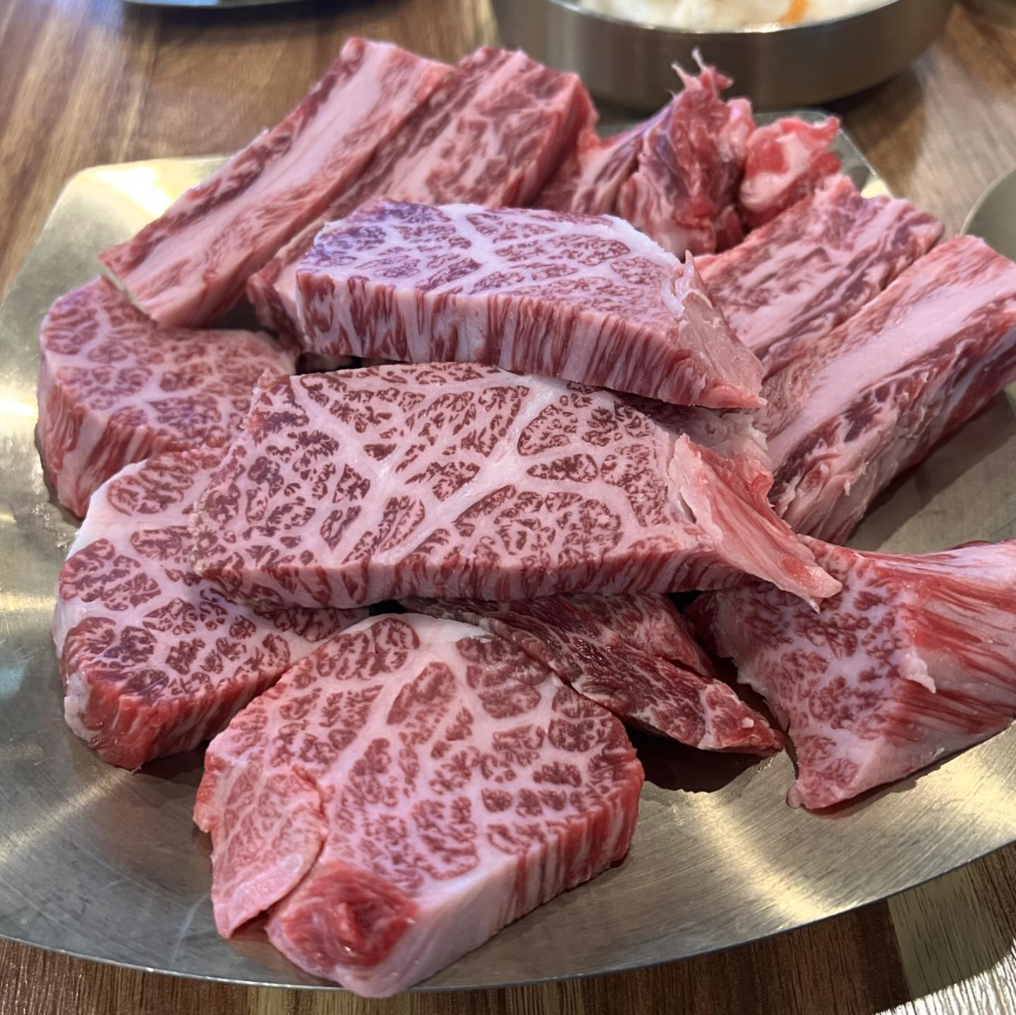 #협찬#백석한짝#일산고기집

갈비반짝세트와 한우미역국 특선
마블링 끝내주던 살치살과 짝갈비
미니육회까지 취향저격이었음 😋