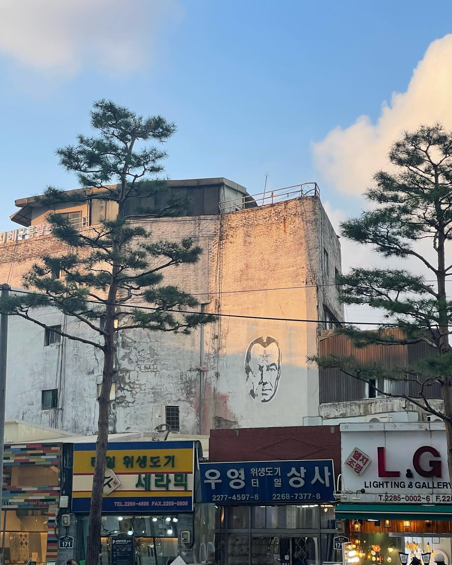 1. 충무로에서 아침을 맞이한지 4개월차. 성수에서의 생활을 몇년정도 체험(?)한 후, 다시 충무로로 돌아왔다. 어린 시절부터 익숙한 남산의 모습이 다시 눈앞에 펼쳐지니 마치 오랜 친구를 다시 만난 듯한 편안함이 밀려온다. 남산의 기운은 항상 나를 안정시키고 새로운 활력을 불어넣어 주는 것만 같다.

2. 친구 세진이와 거주지가 가까워졌다. 우리는 종종 이 집에서 만난다. 우리는 함께 요리를 하고, 서로의 작업에 대해 이야기하며, 끊임없이 서로를 독려한다. 가까운 친구와 함께하는 시간은 늘 나에게 단단한 내면의 힘을 만들어 준다. 남산의 그늘 아래, 우리는 서로의 삶을 나누며 더욱 깊은 유대감을 쌓고 있다.

3. 최근 들어 바쁜 일상에 쫓겨 요리하는 시간이 줄어들었다. 바빠서 힘든 것과 별개로 이 사실이 조금은 서운한 요즘이다. 나는 항상 집밥을 만드는 것을 좋아한다. 내 몸을 건사하기 위한 밥을 짓는 그 순간, 나는 오롯이 내 삶에 집중하는 듯한 기분이 든다. 새로 압력밥솥을 구매하여 집 밥 냄새가 가득한 공간을 만들어보려고 한다. 이제 다시 매일의 식사를 정성껏 차려내며 나만의 작은 세계를 가꿀 수 있기를.

#유일한하루 #새벽5시에도글은쓰네