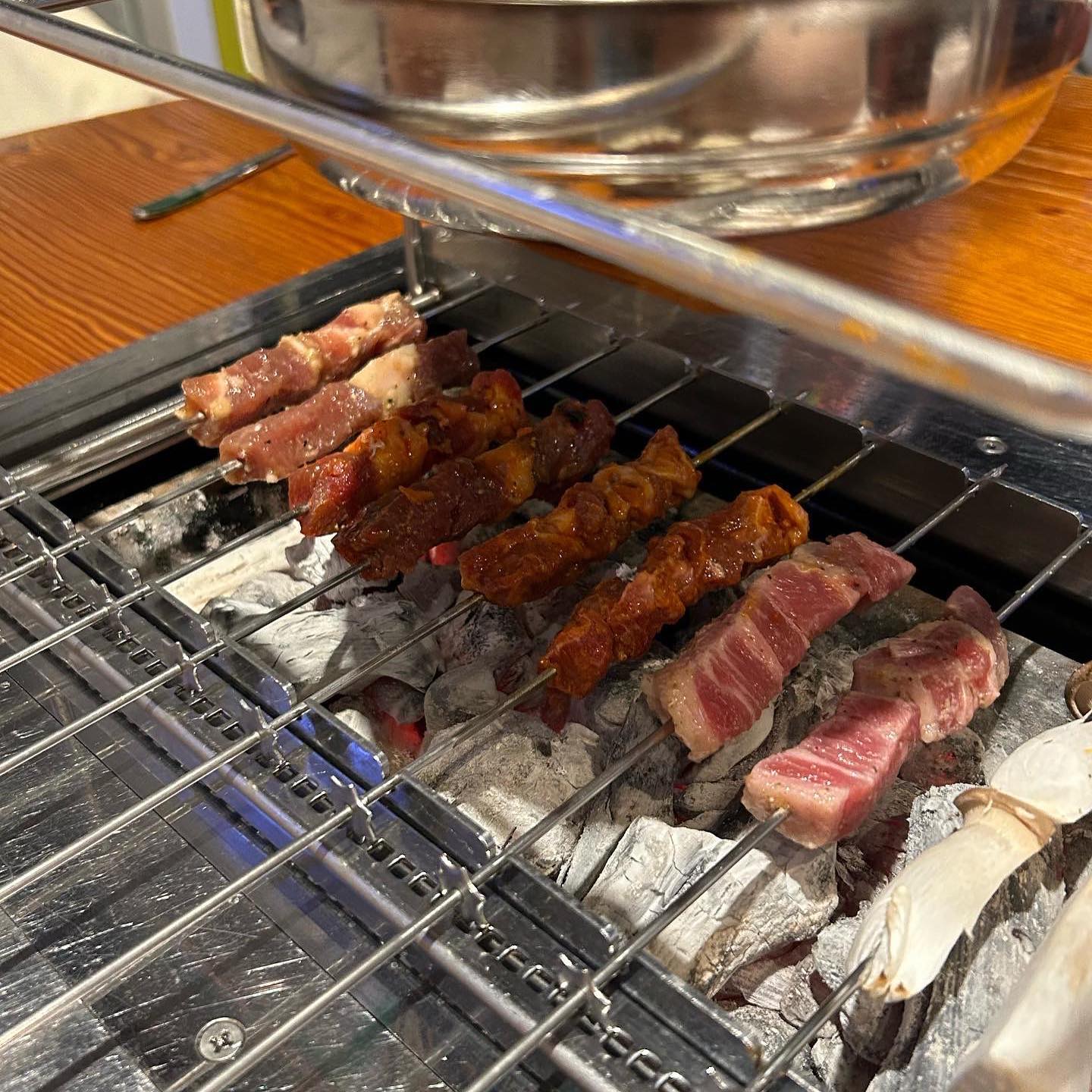 #협찬 양꼬치로 핫하다는 미미램양꼬치
최근 먹은 양꼬치중 원탑! 이렇게 맛있어도 되나요,,!!
연남동맛집으로 소문나서 웨이팅까지 있었지만 웨이팅을 기다리고 먹을만큼 만족스러웠던 곳이었어요! 방문 리뷰 남기면 꿔바로우를 주는 이벤트도 진행되고 있던데 꿔바로우까지 놓치지말고 즐기길👍🏻
양꼬치부터 소세지 버섯구이까지 무한리필로 즐기고 요리류까지 먹을 수 있는 미미램양꼬치 너무 맛있어요!! 재방문의사 가득!
-
💛연남 미미램양꼬치
💛성인 무한리필 :23,800
💛위치 : 연남동 동진시장 도보 2분
💛평점 : 4.8/5점 만점
-
#먹스타맞팔 #먹스타맞팔환영 #먹팔맞팔 #먹스타그램맞팔 #홍대맛집 #홍대양꼬치 #홍대회식장소 #홍대무한리필 #미미램양꼬치 #연남동맛집 #연남동양꼬치 #연남동데이트