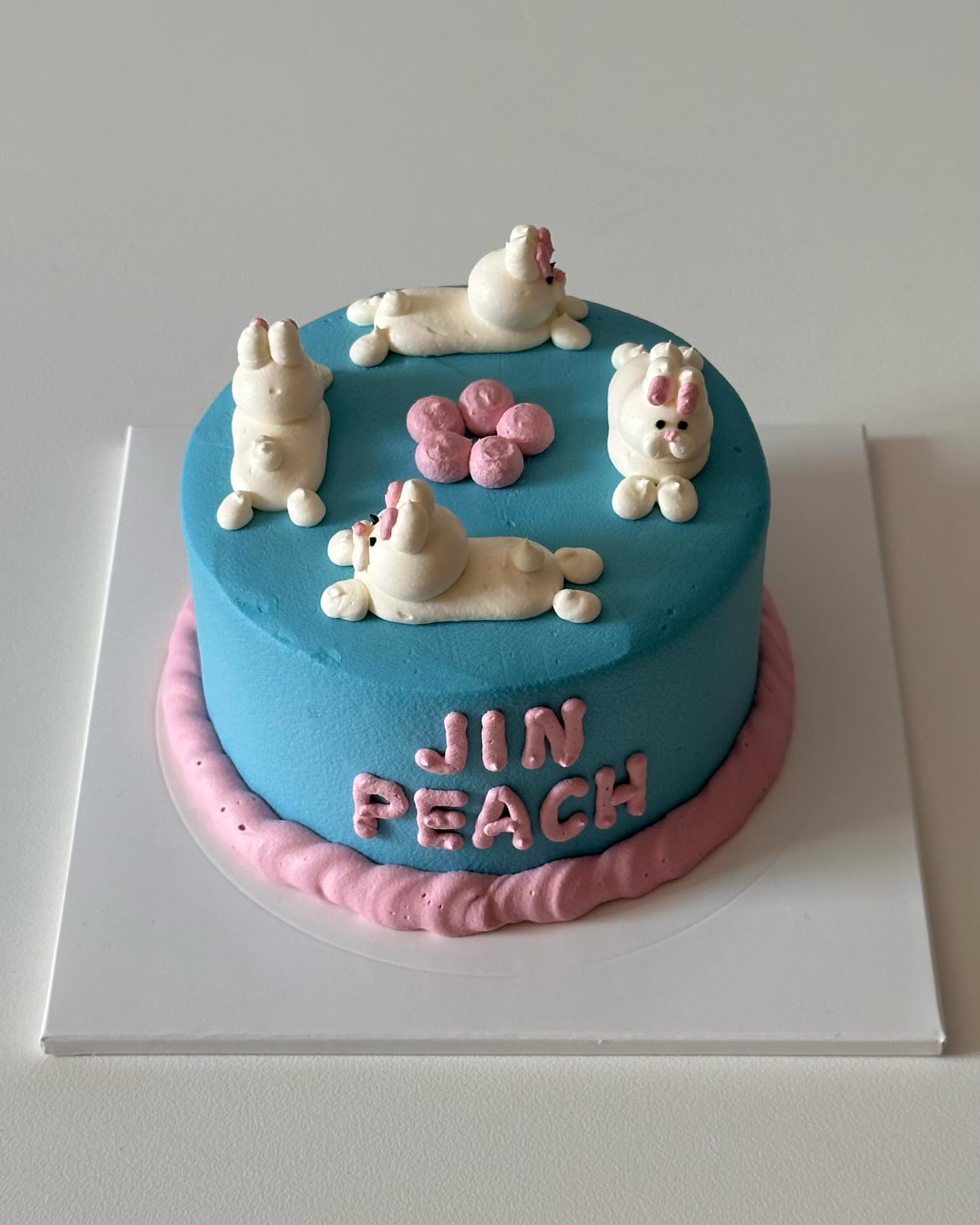 선물받은 진피치 케이크🎂🩷🐰
좋아하는 토끼로 귀엽게 만들어주셨어요
초가 없어서 이쑤시개로 급하게 만든 리본초도 귀여워

#레터링케이크