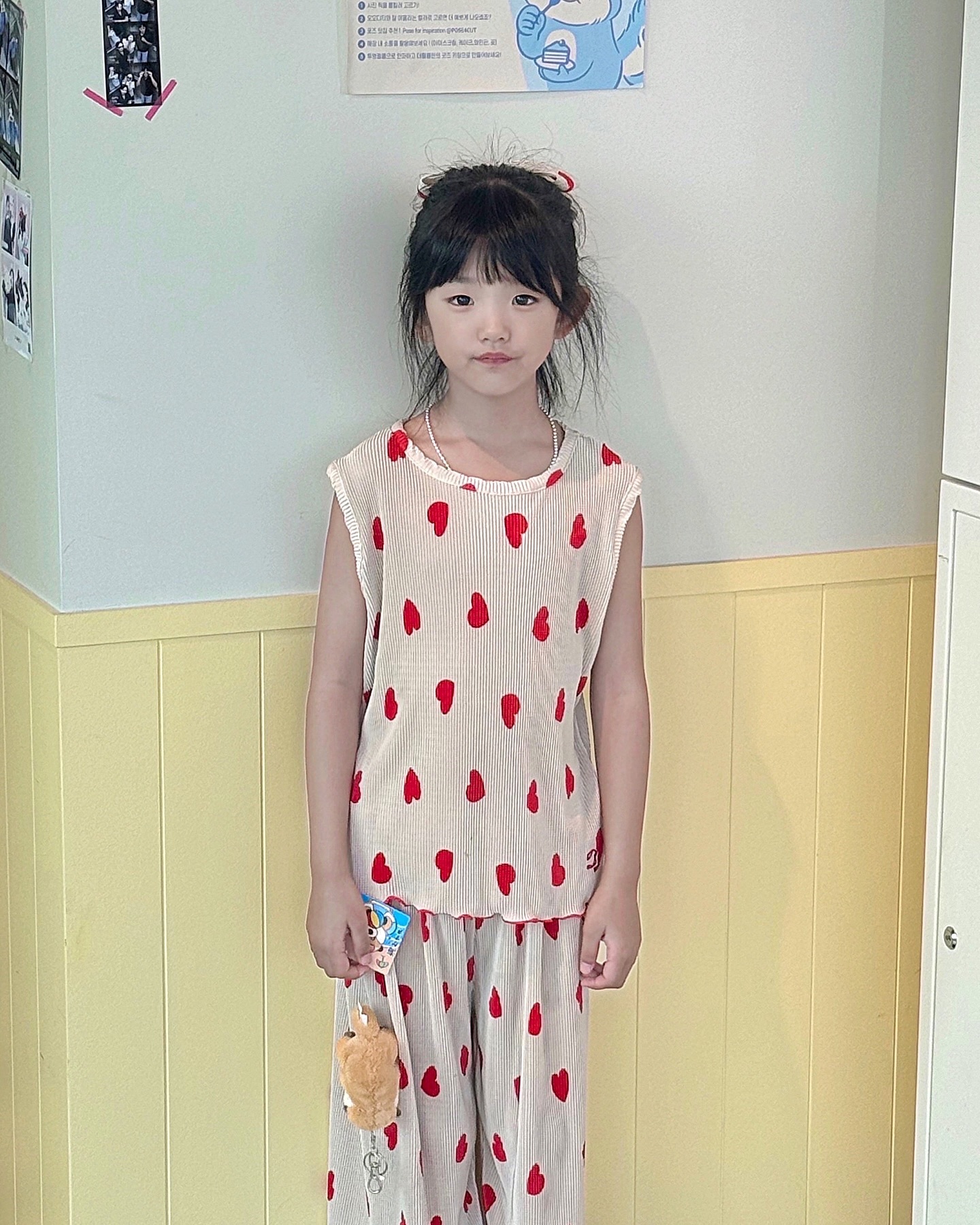 #제품제공 x #베이비블리 
babyblee_official 

다들 방학 뭐하고 보내고 계신가요?
혜린이는 여자아이라서 그런지 이쁜옷입고 이쁜곳에서 사진찍는걸
엄청 좋아하더라구요❤️
그래서 코디가 마음에 들어야 외출을해요😌!

혜린이의 마음에쏙든 하트패턴의 베이비블리 하트플리츠하트플리츠 상하세트!

하트패턴으로 러블리하고 플리츠재질이라 엄청 편하고 시원하더라구요

핀까지 하트빅 리본 머리핀 맞춰서 코디해주니 엄청 러블리하고
화사해보여요❤️
요렇게 세트로 입으니 코디걱정도 줄어서 더 좋아요🥰

이번에 놀러가서 인생샷두 많이 남겼어요❤️
바캉스룩으로나 데일리룩으로 너무이뻐요

혜린👧🏻
하트플리츠 상하세트(베이지)
하트빅 리본 머리핀(베이지)
130정사이즈 착용했더니 알맞게맞았어요!

#자매룩 #여아룩 #여어상하복 #아기여름옷 #키즈오오티디 #등원룩 #아기바캉스룩 #아동복코디 #아동복브랜드 #아동복코디 #아동복추천 #유아옷 #키즈옷 #어린이집등원룩 #키즈브랜드룩북