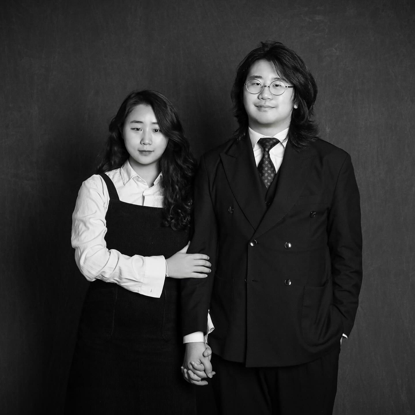 -
20240214
혼인신고 한 날 부부가 된 기념 사진

흔한 애칭인 여보. 나는 애인에게 여보라고 해 본 적이 없는데 그 호칭은 왠지 부부가 되어야만 부를 수 있는 말이라고 생각했기 때문이다. 내사랑, 자기 이런말은 괜찮은데 유독 여보라는 말이 어려웠다. 면역이 안 되어있는 단어랄까. 이 날 휴대폰에 내꼬붕이라고 저장된 이름을 여보라고 바꿨다. 입에 안붙어도 자꾸만 불렀다. 아주 어색하다. 근데 좋다. 희희.

인륜지대사를 내가 치뤄낸거야? 꼼짝없이 평생 살아야 한다니ㅋㅋ. 아직 살림은 합치기 전이니 실감이 날리는 없지만 서류상 부부가 된 셈. 이제 서로에게 서로가 보호자가 되었다. 아직도 애인이나 남자친구라고 지칭하는 게 습관이 되어있는데 남편이란 말은 참 어색하다. 드디어 윤호가 제 남편이 되었어요. 저는 윤호의 아내구요. 다들 결혼하면 이런 시간을 갖는 걸까? 참 낯간지럽고 쑥쓰럽고 좋다.

보정을 과하게 한건지 사진이 바뀐 우리의 호칭만큼 어색하다. 근데 예쁘다. 시작을 기념하는 거니까 뭐든 안예쁠까. 살쪄도 예쁘긴 해. 
근데 10월에 있을 결혼식 까지 10키로 빼겠어요. 건강에 적신호 와서 진짜 다이어트 할게… ㅠㅠ 

혼인 신고 했다는 스토리에 축하를 참 많이 받았다. 희희. 축하해 준 분들 다들 감사합니다. 남녀 사이에 친구는 없네요.ㅋ 윤호랑 평생 친구하고 싶었는데 이렇게 소망이 실현되고~~~ 관짝 들어갈때 까지 잘 살게요. 지금처럼 행복하게 살겠습니다. 해피~~~~❤️