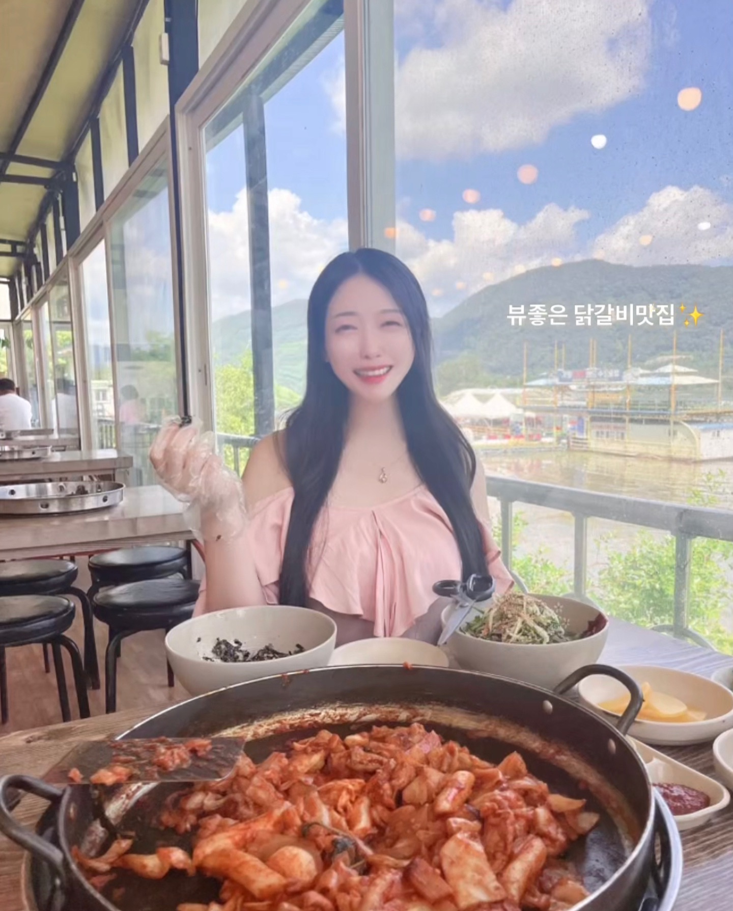 #춘천명물닭갈비막국수 #협찬 

뜨끈뜨끈~ 열때문에 더울 수도 있는데
앞에 강이있어서 탁 트인 강뷰가 너무 좋더라구요~
닭갈비도 맵지않고 맛있게 먹을 수 있고!!
막국수도 질기지 않고 맛있게 먹을 수 있었어요!
닭갈비 하면 볶음밥도 빠질 수 는 없죠??
닭갈비 강뷰맛집은 또 처음이네요🏞

•경기 가평군 가평읍 북한강변로 1044-12
•매일 09:00 - 19:00

#가평 #춘천닭갈비 #가평맛집 #가평닭갈비 #남이섬닭갈비 #가평여행 #가평뷰맛집 #가평고기집 #가평막국수 #전망좋은닭갈비 #가평볶음밥 #셀피 #크리에이터 #패션디자이너 #모델 #블로거 #오오티디 #좋반 #선팔 #일상 #좋반 #팔로우 #팔로워 #팔로잉 #반사 #맞팔 #좋아요 #소통 #flowers