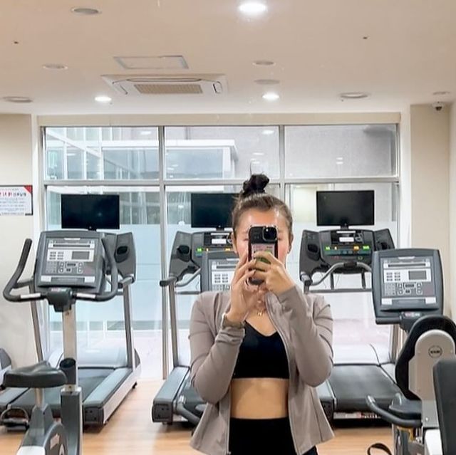 권매력💕 on Instagram: "#광고 ✨마른파이브 히트터치 하이웨스트 5부 기모 레깅스✨ 오랫만에 집 헬스장에 가서 오운완 이너로도 운동할때도 입기 좋은 인앤아웃! 촘촘한 편직으