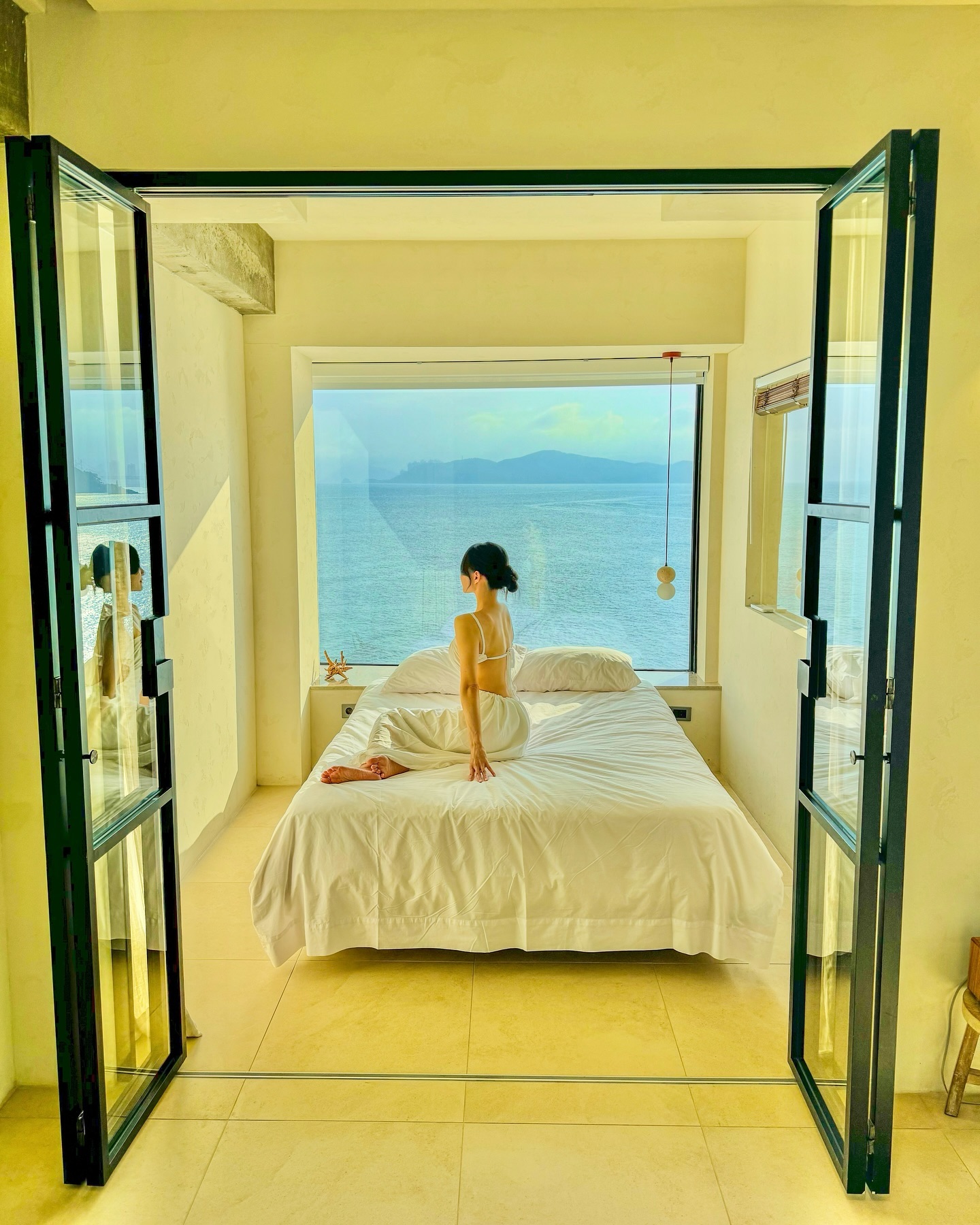 나만 알고 싶은
해운대 감성 숙소 스테이온풀빌라🫧

📍숙소 : 스테이온 풀빌라
📍숙박 : 300,000원
(1박 평일기준 / 601호)

✅장점
마치 바다에 떠있는 듯한
느낌을 주는 오션뷰 풀빌라🌊

입구에서 부터 느껴지는
화사한 해운대바다 
그리고 선셋, 야경까지 
완벽했던 스테이온풀빌라💙

빔프로젝트 덕분에
좋아하는 노래 들으면서 
조용한 해운대바다를 한없이
바라볼수 있어서 너무 좋았어요

해운대바다, 멀리서 광안대교까지
보여서 뷰는 말모말모 입니다✨

1박이 아쉬웠던 해운대 감성숙소
미포에 위치하고 있어서 
해운대 바닷가 산책하기도 너무 좋았어요

스테이온풀빌라에서는 
애견동반 객실도 있답니다

조용한 미포바다와 해운대바다
감상이 가능한 스테이온풀빌라

해운대 여행시 꼭 추천 드리고 싶어요🫶💓

▫️침실2 - 퀸침대2 , 욕실1, 자쿠지

▫️어메니티(샴푸,린스,바디워시,핸드워시)
, 발뮤다 드립커피 ,빔프로젝터, 얼음정수기,전자레인지, 에어컨, 다이슨 드라이기 등 다 갖춰진 감성숙소

📍 부산 해운대구 달맞이길62번길 53 6층
 

#여행다녀왔습니다_러블리빈 #숙소제공 
#숙소추천