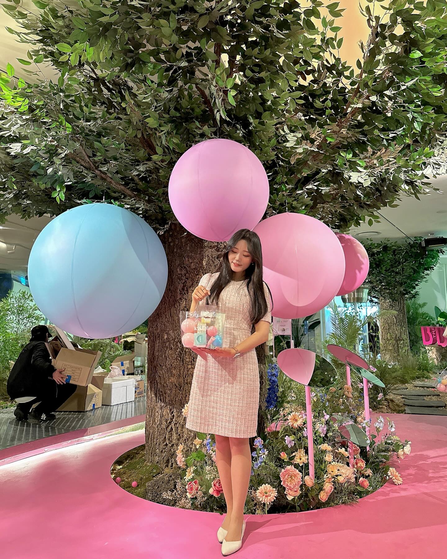 🌸 BOOSTING UP IN SEOUL
klavuu_official 

클라뷰 앰베서더 VIP 프리 런칭 파티에 초대받아 다녀왔어요💕

예쁜 포토존에서 사진도 찍고, 
클라뷰 제품도 체험하고 선물도 한가득🛍️

내일부터 DDP에서 진행되는 메이크업 부스팅을 넘어 일상의 
부스팅업을 전하는 클라뷰 [부스팅 업 인 서울]

이번 전시는 톤업, 텐션업, 부스팅업의 3가지 UP을 컨셉으로 
색다른 즐거움을 선사한다고 하니 친구, 연인과 함께 색다른 
데이트도하고 선물도 받아가세요💝

📌서울 중구 을지로 281 DDP마켓 B the B 브랜드 라운지
📆03.08(금) ~ 04.21(일) 
⏰매일 12:00 ~ 20:00(매주 월요일 휴일)

.
.
.
.
.
#클라뷰 #klavuu #클라뷰부스팅업 #KLAVUUboostingup #동대문 ##ddp #ddp전시 #서울핫플레이스 #서울전시 #서울팝업스토어 #서울데이트 #뷰티스타그램 #instabeauty #vip #일상 #데일리 #트위드원피스 #오오티디 #ootd #패션 #좋아요 #좋아요반사 #likeforlikes #f4f