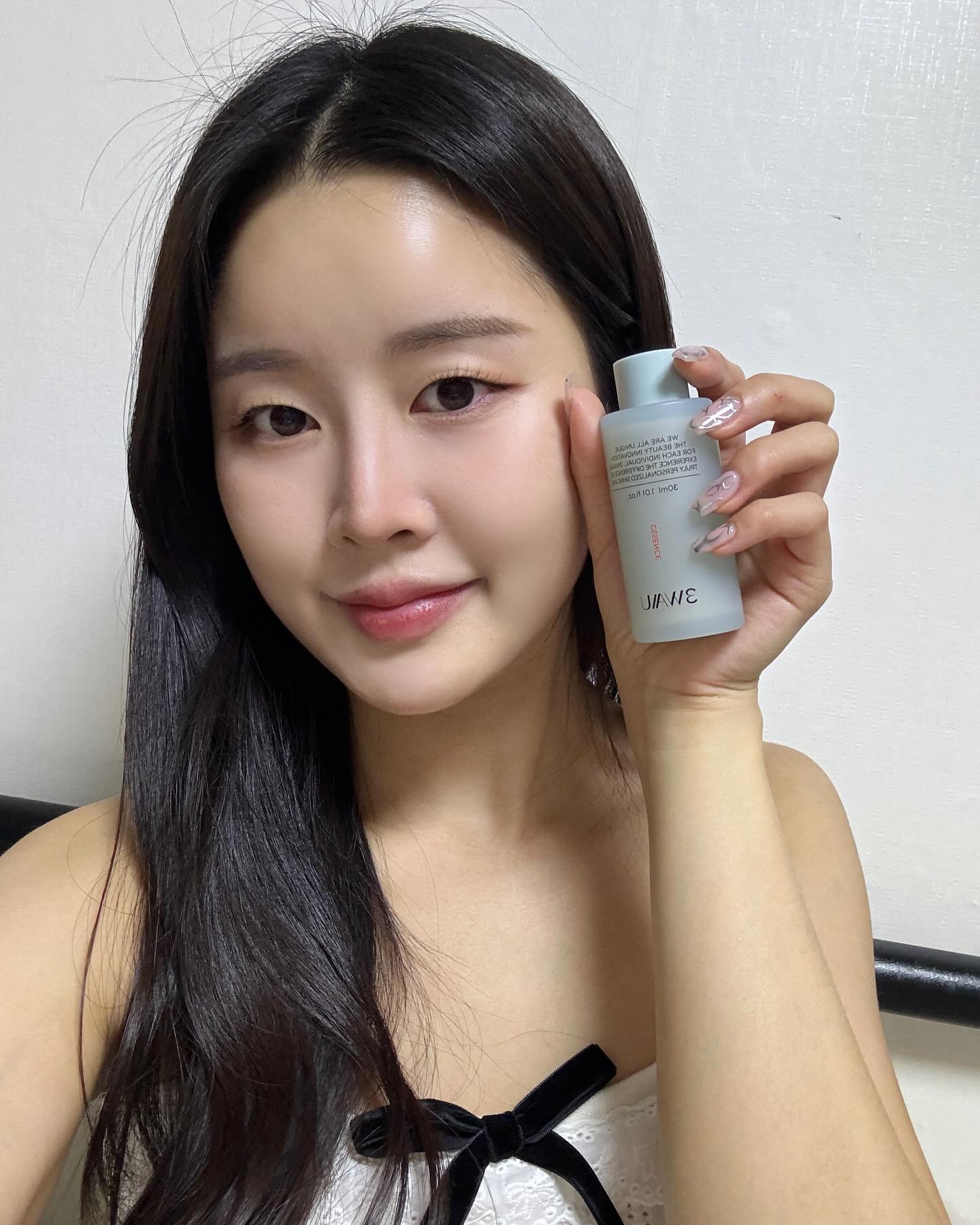 #협찬 

예전에는 무조건 하얀 피부가 예뻐보였는데 
요즘에는 맑은 톤, 부드러운 결, 속광이 건강해보여요💗

맑은 톤은 멜라닌의 생성부터 이동, 정착까지의 과정에 주목해서 
피부 겉 뿐만 아니라 속부터 근본적인 멜라닌 케어를 통해 
미백 케어를 해서 완성해준다고 합니다✨

부드러운 결은 갈락토미세스 발효여과물 53% 함유로 
건강하면서도 예쁜 피부결을 만들어줘요〰️

속광은 저분자 히알루론산을 배합해서 피부 깊은 곳부터 
수분을 촘촘히 채워준답니다🤍

특히 바르고 나서 잔여감 없이 산뜻하게 흡수되는 제형이라 
끈적임이 없어 더욱 좋았답니다.

피부 건강은 쓰리와우 환생 에센스로 챙겨보세요💪🏻

#3WAAU #쓰리와우 #환생에센스 #톤결광미백에센스 #스킨케어 #에센스추천 #스킨케어추천 #피부미백 #미백에센스 #기미앰플 #미백앰플 #화이트닝앰플 #화이트닝에센스 #피부하얘지는법