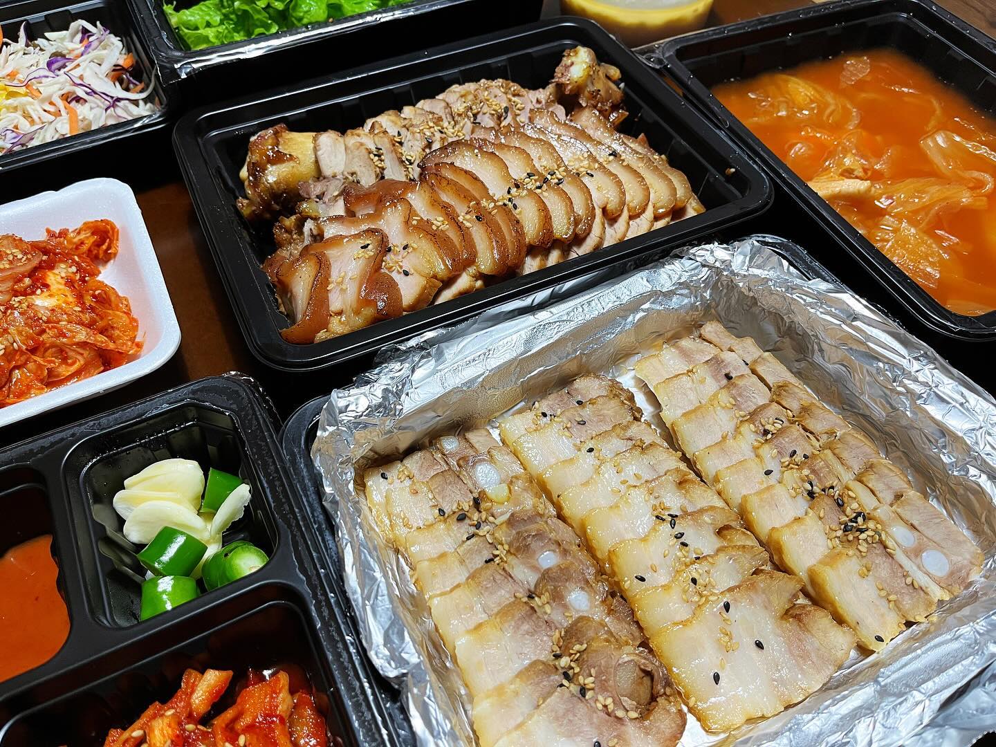 #백운동 #대만족 람이 한국 떠나기 전 마지막 #만찬 ㅎㅎ #족발 #보쌈 먹고 싶다고 난리더니 결국 먹고간다 ㅋㅋㅋㅋㅋㅋㅋㅋㅋㅋㅋㅋㅋ

작년에 맛있게 먹었어서 일부러 또가서 #포장 ㅋㅋ #야식 ㅋㅋ
#족보세트 ㅋㅋㅋㅋㅋㅋㅋㅋㅋㄴㅋㅋㅋㅋㅋㅋㅋㅋㅋ

촉촉 보쌈 역시 최고!! 야들야들 족발 넘 맛나 ㅠㅠ 
#막국수 대박 #김치 대박 ㅋㅋㅋ 달걀찜 김치찌개 엄빠랑 완전 배부르게 잘 먹음 ㅎㅎㅎ

.
.
.
. 
.
#광주 #백운동대만족 #광주맛집 #백운동맛집 #광주족발맛집 #광주백운동맛집 #광주남구맛집 #광주보쌈맛집 #광주백운동족발 #광주백운동보쌈 #광주남구족발 #광주남구보쌈 #광주족발보쌈 #광주남구족발보쌈 #광주족보세트 #광주맛집추천 #광주백운동족보세트 #광주남구족보세트 #대만족광주백운점 #koreanfood