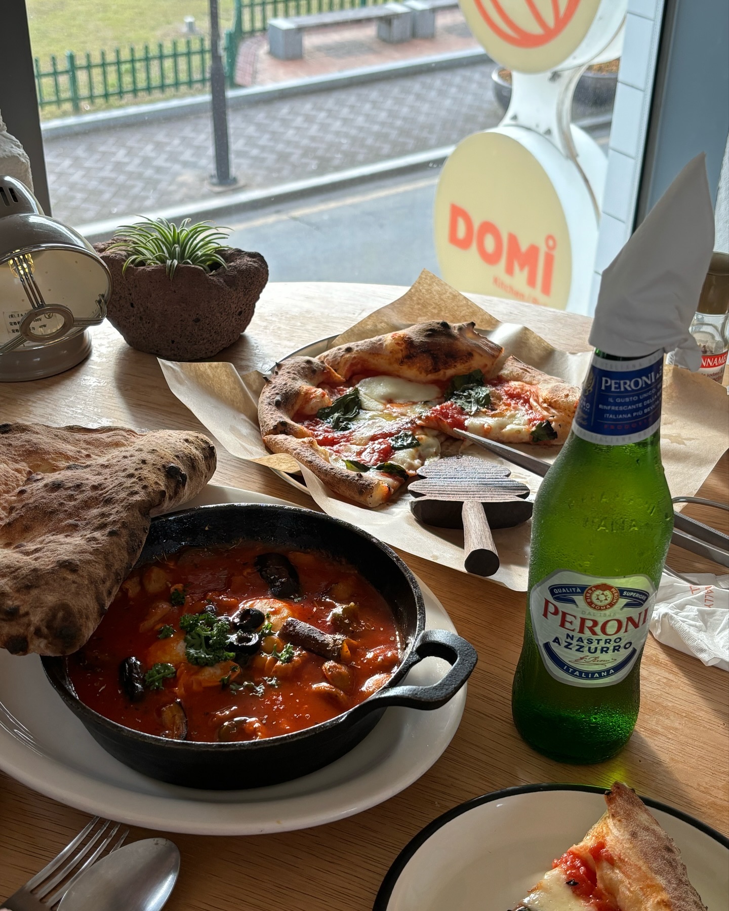 📍#경주 #도미

진짜 빵이 너무 맛있는 화덕피자...🫢
토핑은 굉장히 간단한 제대로 된 이태리 나폴리식 피자
화덕에 구운(인 줄 알았는데 화덕이 아닌 고온의 데크오븐에서 구운다고 적혀있다..! 근데 화덕에 구운 맛이 나는) 빵피가 쫀쫀하니 넘 마싯다 ㅜ ㅜ 💚

▪️마리게리따 피자 14,0
바질맛이 더 강하면 좋겠지만..!! 진짜 이태리피자는 원래 토핑으로 승부하지 않는다.
▪️이베리코소시지 삭슈카 15,0
속재료 듬뿍하니 서브되는 피타브레드 푹 담가먹음 존맛💗

▫️페로니 페일 라거 7,0
▫️레몬에이드 6,0
맥주는 작은 병이었고.. 음료는 값어치 뚝 떨어진다 ㅎ
피자만 제대로 즐기는 걸 추천..❤️‍🔥❤️‍🔥
다른 메뉴 먹으러 또 가고싶음

#캐슬제로_경주 #경주맛집 #황리단길맛집 #경주피자맛집 #경주도미 #대릉원 #황리단길 #경주여행 #경주빵맛집 #경주데이트코스