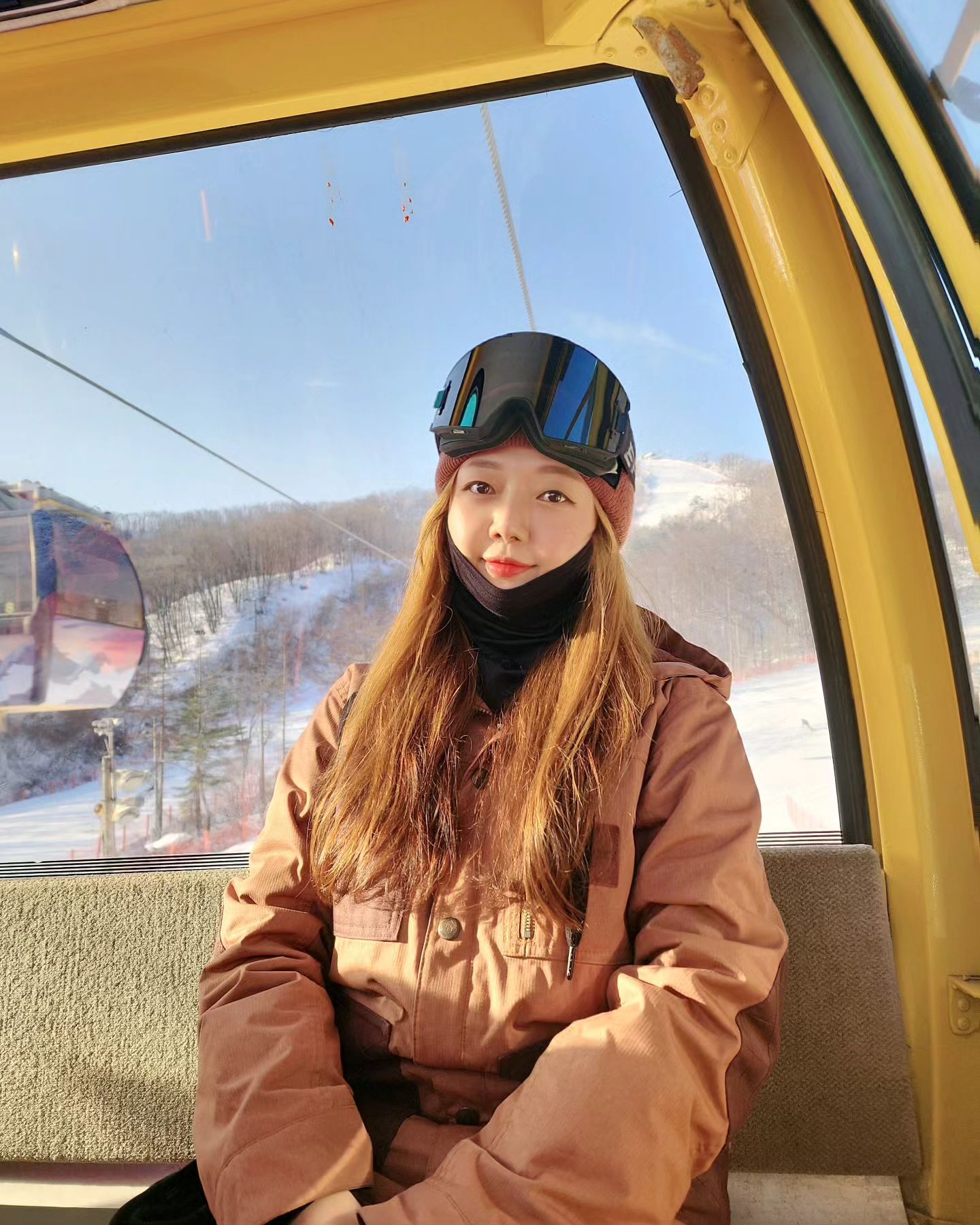 지난 주말 즐거웠던 휘팍
전날 하체운동 빡쎄게 하고 갔다가 허벅지 제대로 불나버림
쌤한테 하체는 화욜만 해달라고 부탁했다 ㅜㅜㅋ

신나게 보드타고 맛난것도 많이 먹고 실컷 웃고~
일상에서 쌓인 근심걱정 훌훌 털어버리니
너무 너무 좋다 역시 취미생활은 옳구나🥰

맆트에서 찍은 셀카 집에서 확인하다 빵터짐
눈시려서 계속 눈물났는데 이때부터 울고 있었군🤣

#취미생활 #스노우보드 #휘팍 #휘닉스파크 #휘닉스평창 #시즌방입성 #눈물셀카 #난오늘도눈물을흘린ㄷr #또눈 #다래육회 #발베니 #평창인생맛집 #냉이닭볶음탕 👍