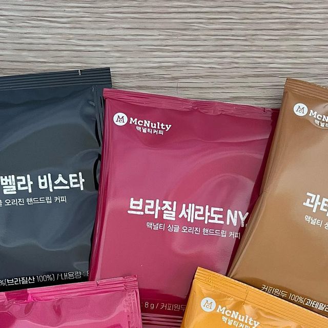  져니의 먹스타그램 on Instagram: "맥널티 핸드드립 버라이어티 세트

요즘은 집에서 공부를 해서 커피를 편하게 마실 수 있는 드립백을 많이 찾게 되었는데요! 그러다 찾게된 맥널티 핸드드립세트! 맥널티 드립백은 싱글오리진 원두 5종 구성으로  되어있어 다양하게 즐기기 좋더라구요!

뜨거운 물만 있다면 간편하게 내려먹기 정말 좋아요! 또 여러종류가 있으니 매일매일 다른원두로 커피를 내려먹는 재미가 있었습니다ㅎㅎ저는 이 중에 과테말라SHB와 브라질벨라비스타가 제일 맛있었어요! 이 두가지는 상큼함보단 고소함이 주된 원두인 것 같아요! 

하루에 하나씩 한달을 마실 수 있는 양이라 가성비가 좋고 6가지원두가 5개씩 예쁜 박스에 포장되어 있어 선물하기도 좋고 또 집에서 커피를 자주 드시는 분들도 편하게 내려 드실 수 있어 좋을 것 같아요! 
.
.
.
#협찬 #먹스타그램 #푸드스타그램 #맞팔 #맞팔해요 #맞팔환영 #맞팔선팔 #소소한행복 #소주 #소통 #좋아요반사 #좋아요 #좋아요환영 #좋아요환영 #food #foodstagram #맥널티 #맥널티커피 #커피 #드립백 #핸드드립 #드립백세트 #드립백선물세트 #커피종류 #맥널티핸드드립"