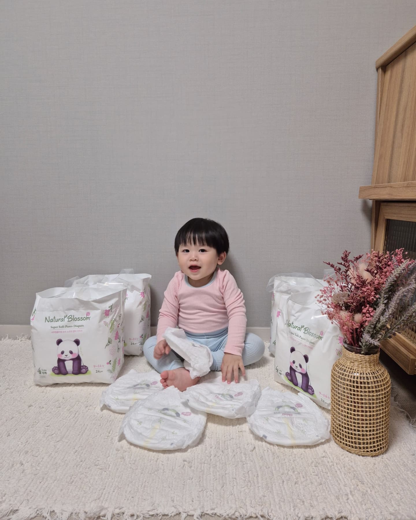 #협찬 #베라쇼

국.내.최.초
국.내.유.일

5개국 안전성 인증된 기저귀 🌼네추럴 블라썸 기저귀 .ᐟ

재준이는 하루에 6끼는 먹는거같아요.
그런데도 살이 안찌는 이유는 그만큼 활동성이 엄청난 아이라서
먹는만큼 움직이거든요,, 

이렇게 활발한 아이들에게 기저귀의 편안함은 진짜 중요하죠.
하루 24시간 꼭 붙어있는 기저귀니까요 :)

네추럴 블라썸 기저귀는
최첨단 메시시트라 뭉침없이 편안한 착용감을 줘서
아이가 쉬야를 해도 활동하면서 기저귀 갈아달라고 불편함을 호소하지 않더라구요.

레그밴드도 정말 부드러워서 자극이 없고
원단도 최상급 SSS 헤리츠 원단이라 보송보송 엄청 부드러워서
재준이가 낮이고 밤이고 아주 편해 하더라구요 :)

미국 아마존에서는 이미 대유행📣
아시아 최초로 누적 판매량 400만개 돌파한 바로 그 K-기저귀.ᐟ

지금 베라쇼에서 
❝ 핫딜가 ❞ 로 구매 가능하답니다 :)

20일 금요일까지 베라쇼에서 핫딜 놓치지마세요 ❣️

liveshopping_official 
naturalblossom.official