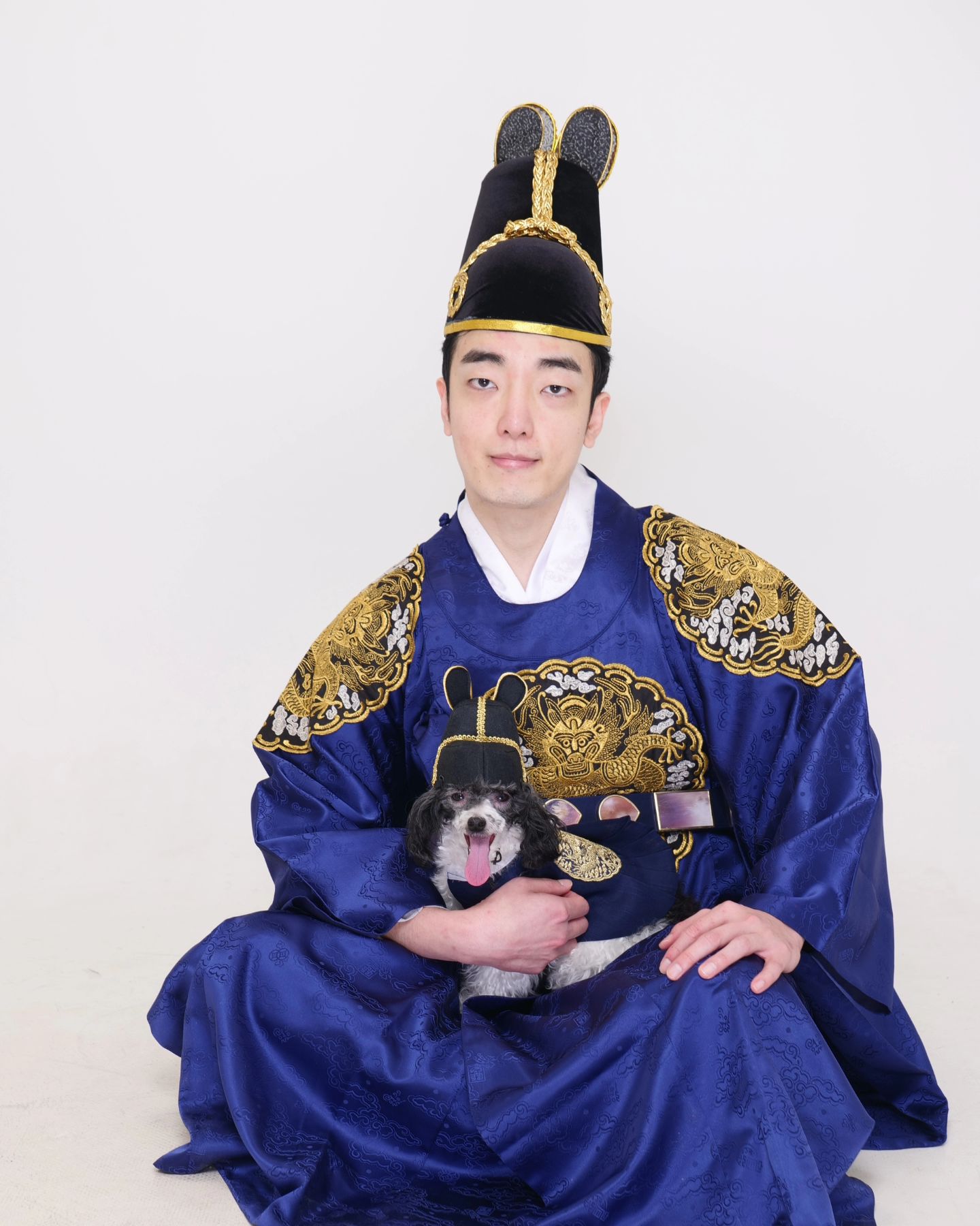 .
바보 박루키랑 전통의상 무보정본들.
루키 아토피 심해진게 하나 아쉽...
눈까리가 넘 빨강쓰🥲
본계,부계 다른 사진들로 업뎃중🤣
.
한복 hanboknam_korea
촬영 eruda_studio
.
#한복 #🇰🇷 #루키 #강아지커플룩 #곤룡포 #한복남 #이루다스튜디오 #💙