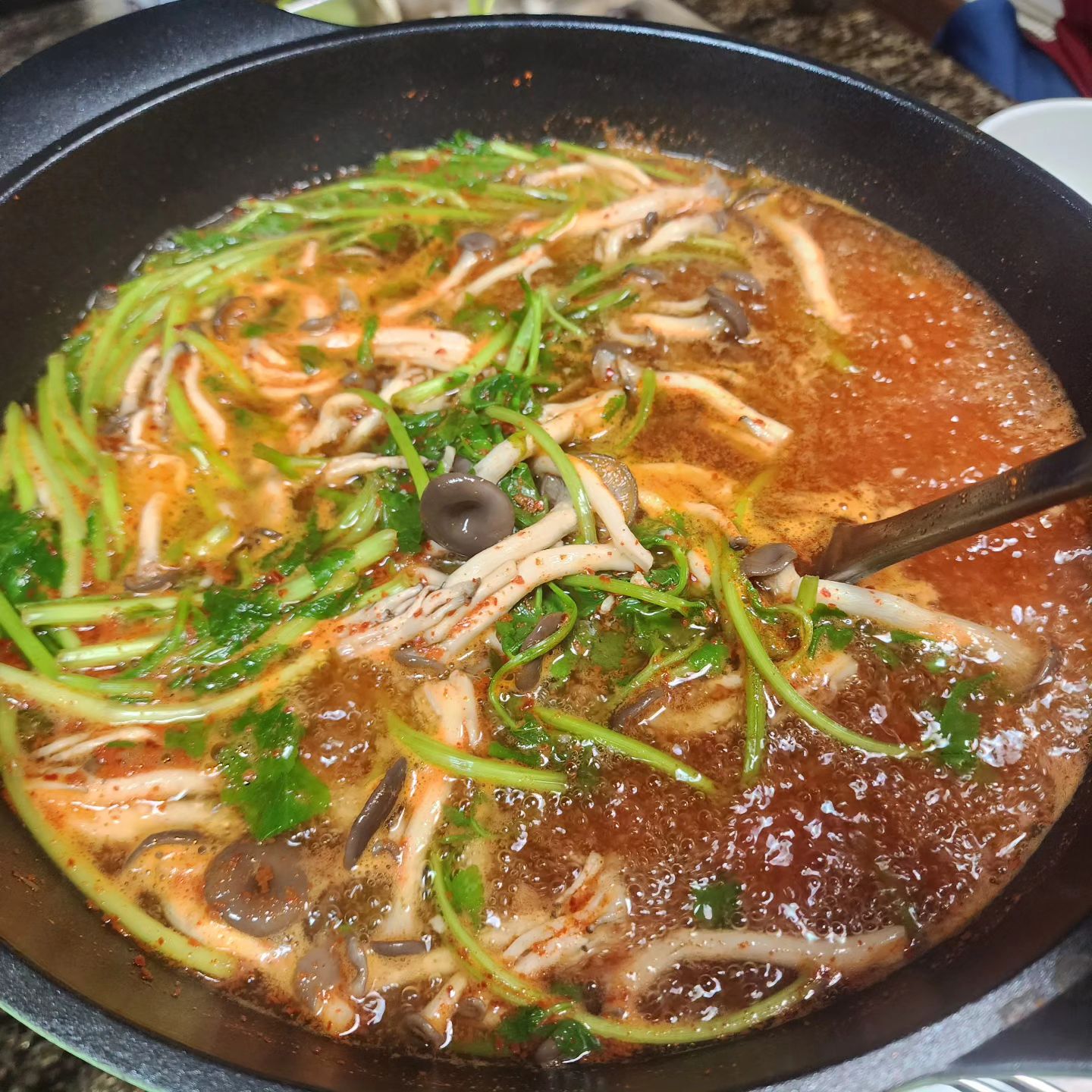 얼마나 먹겠다고 둘이 먹을꺼면서 
많이도 준비했다.
맛있게 먹어줘서 고맙소~♡

#한우샤브샤브 #남편퇴근시간맞춰서준비완료
#저녁밥상 #볶음밥까지맛있게 #사랑해 #부부밥상 #일상