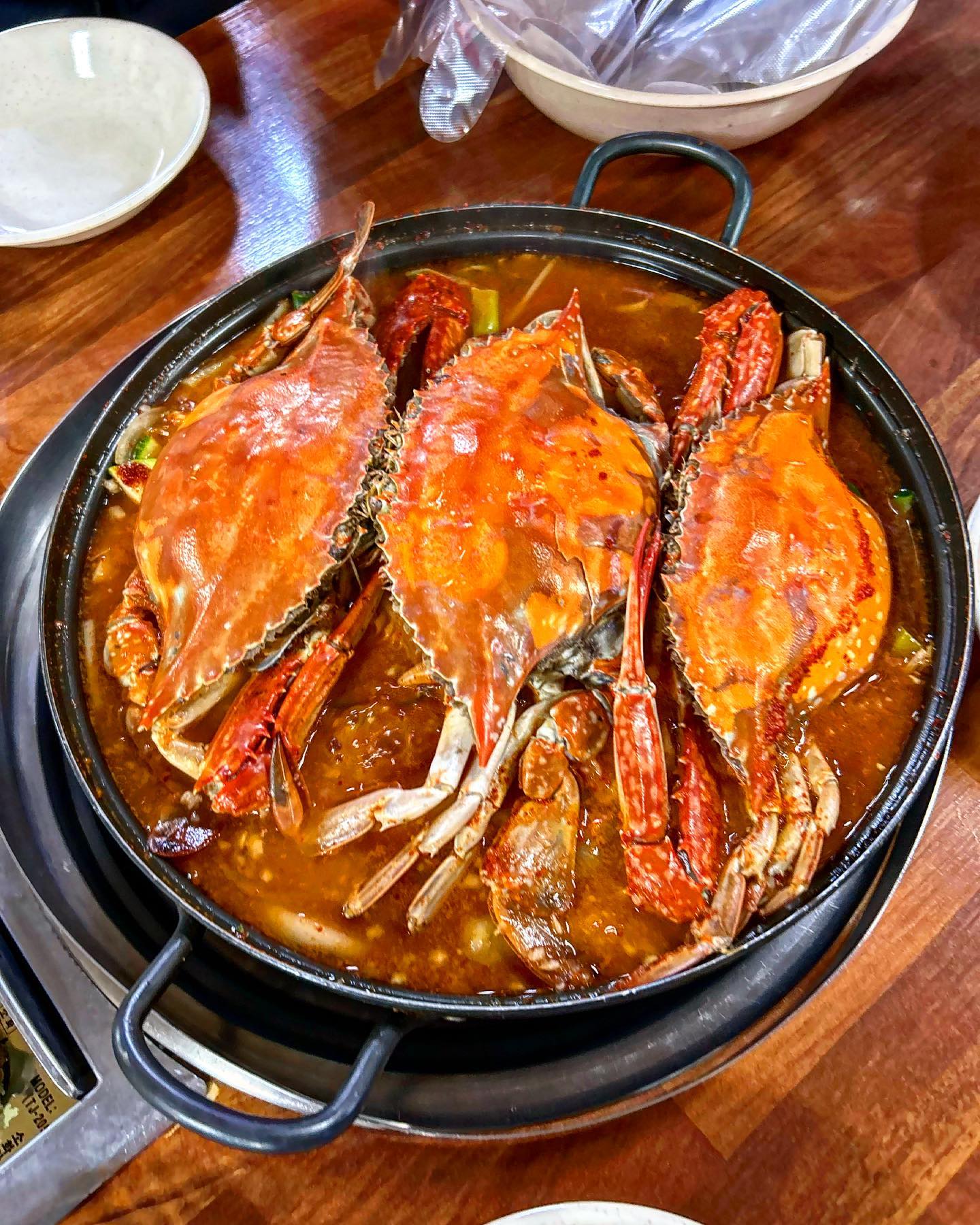 올해 먹은 꽃게탕중 역대급 맛집 발견🙌
(아 1월 1일이지?🙃)

새해 즐거운 연휴 잘 보내셨나요?

오늘 새해라 그런지 문연 식당이 많이 없더라구요!
네이버에 영업중이라고 해서 방문했더니
문닫은 곳도 다반사라 당황쓰,,

그러던 중 우연히 천호에 위치한 맛집 발견!
해물찜도 맛있지만 꽃게탕 국물이 미쳐씁니다,,
엄마가 많이 안드시는데 밥을 두그릇🍚🍚
추가해서 드신 곳이에요🥹
밥 국물에 말아드세용!

꽃게탕 꼬옥 드셔 보세요🦀🦀

새해 복 마니마니 받으세요🧧🧧

📍이모네아구탕집천호
✔️서울 강동구 올림픽로70길 44

#천호맛집#천호역맛집#이모네아구탕집#천호해물찜#꽃게탕맛집#해물찜맛집#해산물맛집#천호동맛집