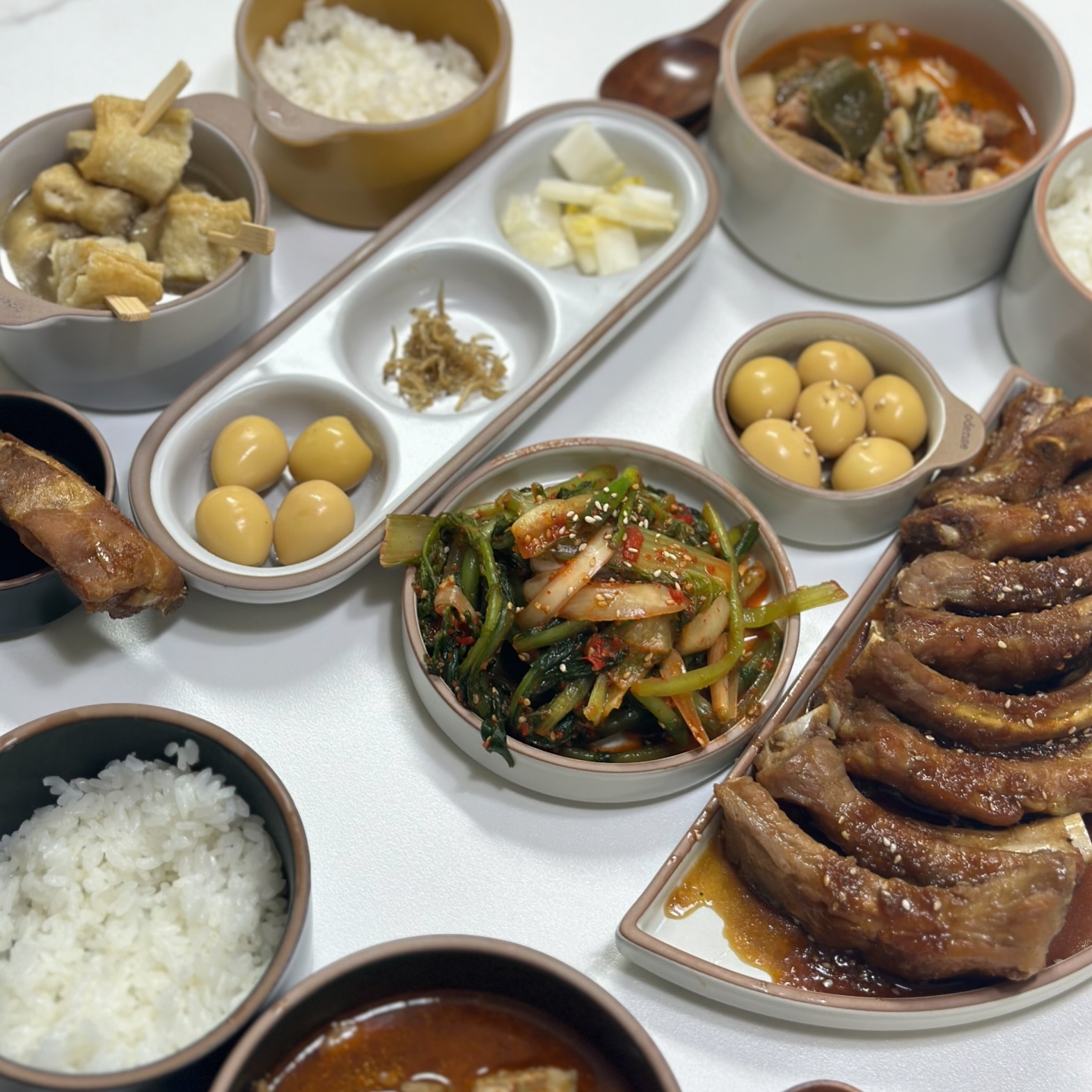 오랜만에 올리는 집밥♥️

이번 메뉴는 역시 울 리니가 좋아하는 등갈비
정말 맛있는지 소스에 밥까지 비벼먹지 모에요ㅋㅋㅋ
다들 등갈비는 일주일에 한번은 꼭 드세요!!!